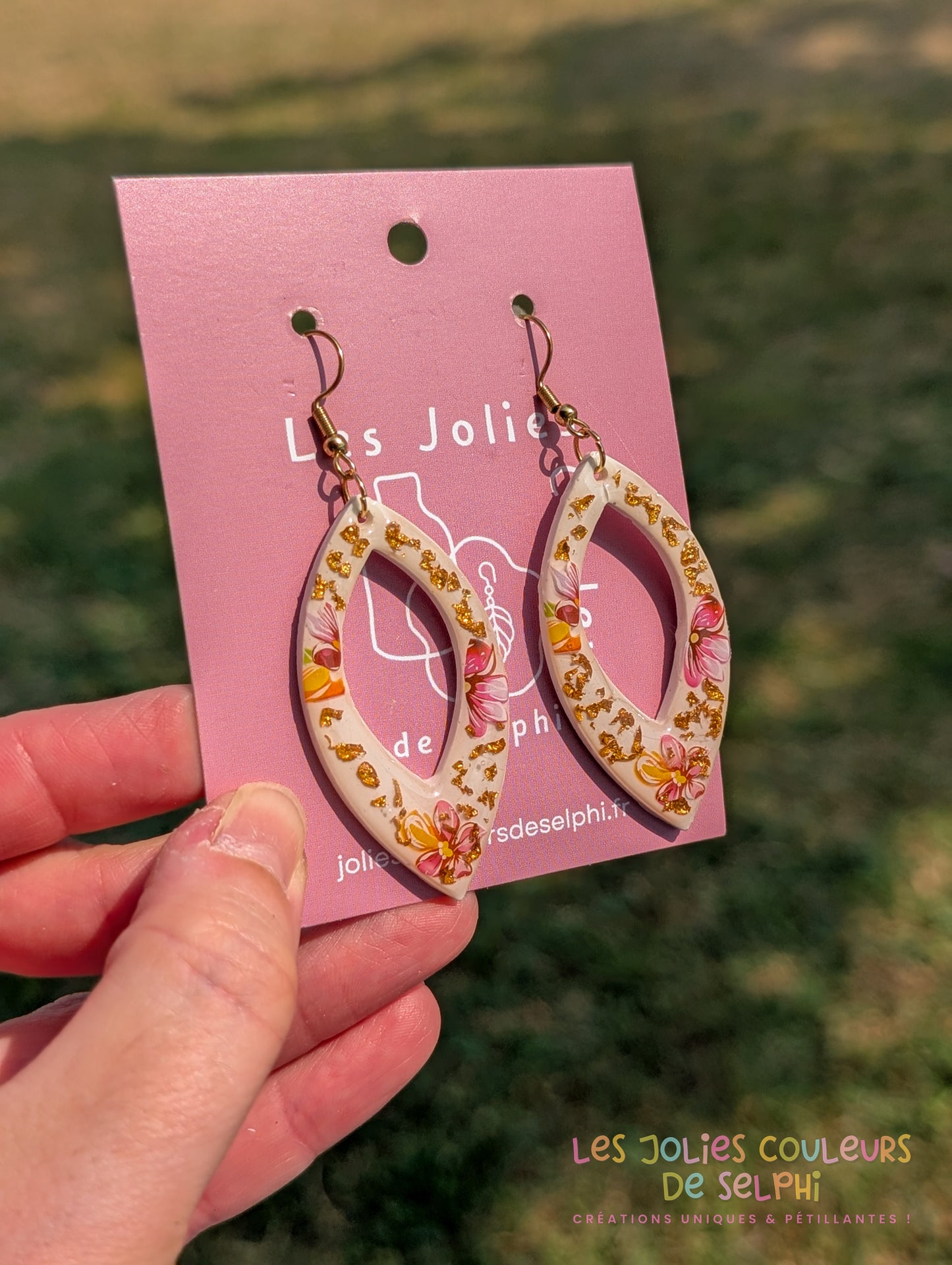[Multi-Forme dispo] Boucles d’oreilles en Jesmonite et résine – Fleurs et doré
