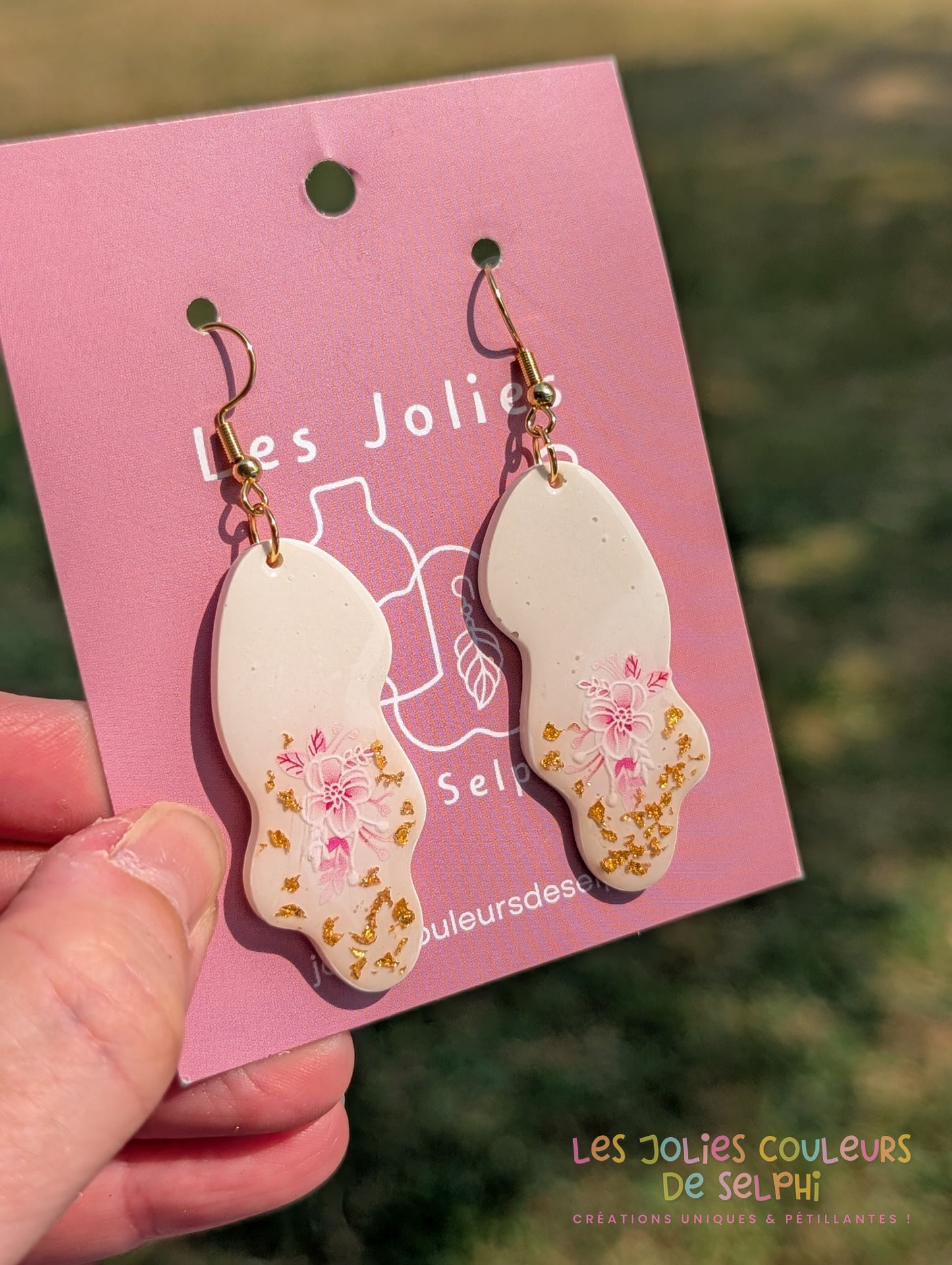 [Multi-Forme dispo] Boucles d’oreilles en Jesmonite et résine – Fleurs et doré