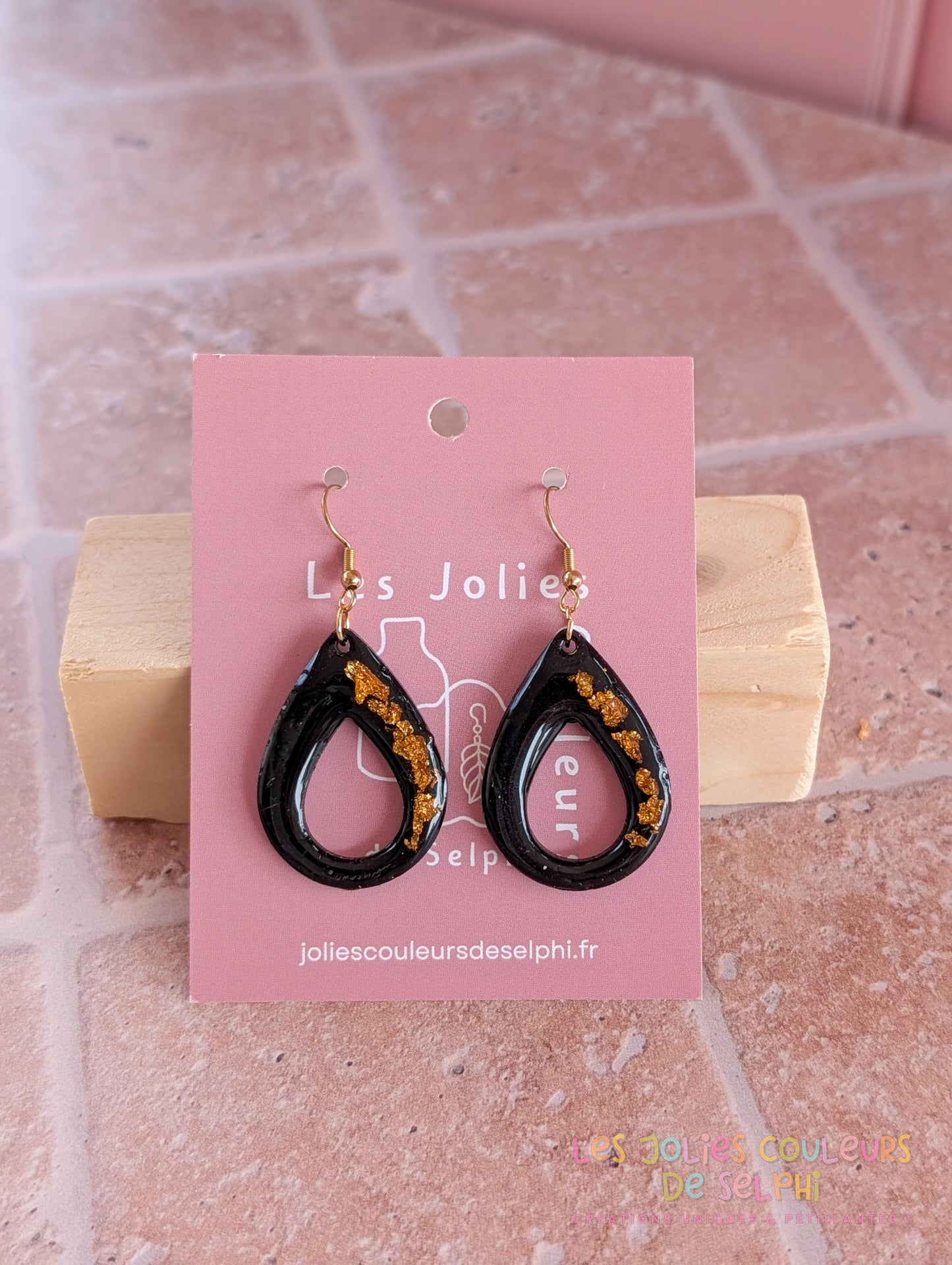 [Multi-Forme dispo] Boucles d’oreilles en Jesmonite et résine – Noir et doré