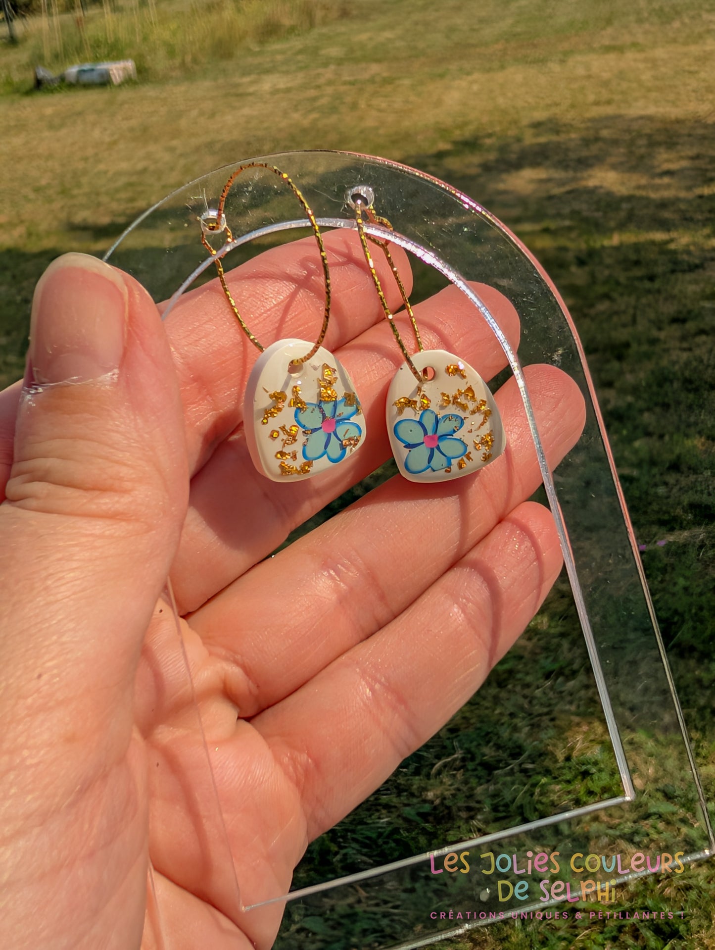 [Multi-Forme dispo] Boucles d’oreilles en Jesmonite et résine – Fleurs et doré