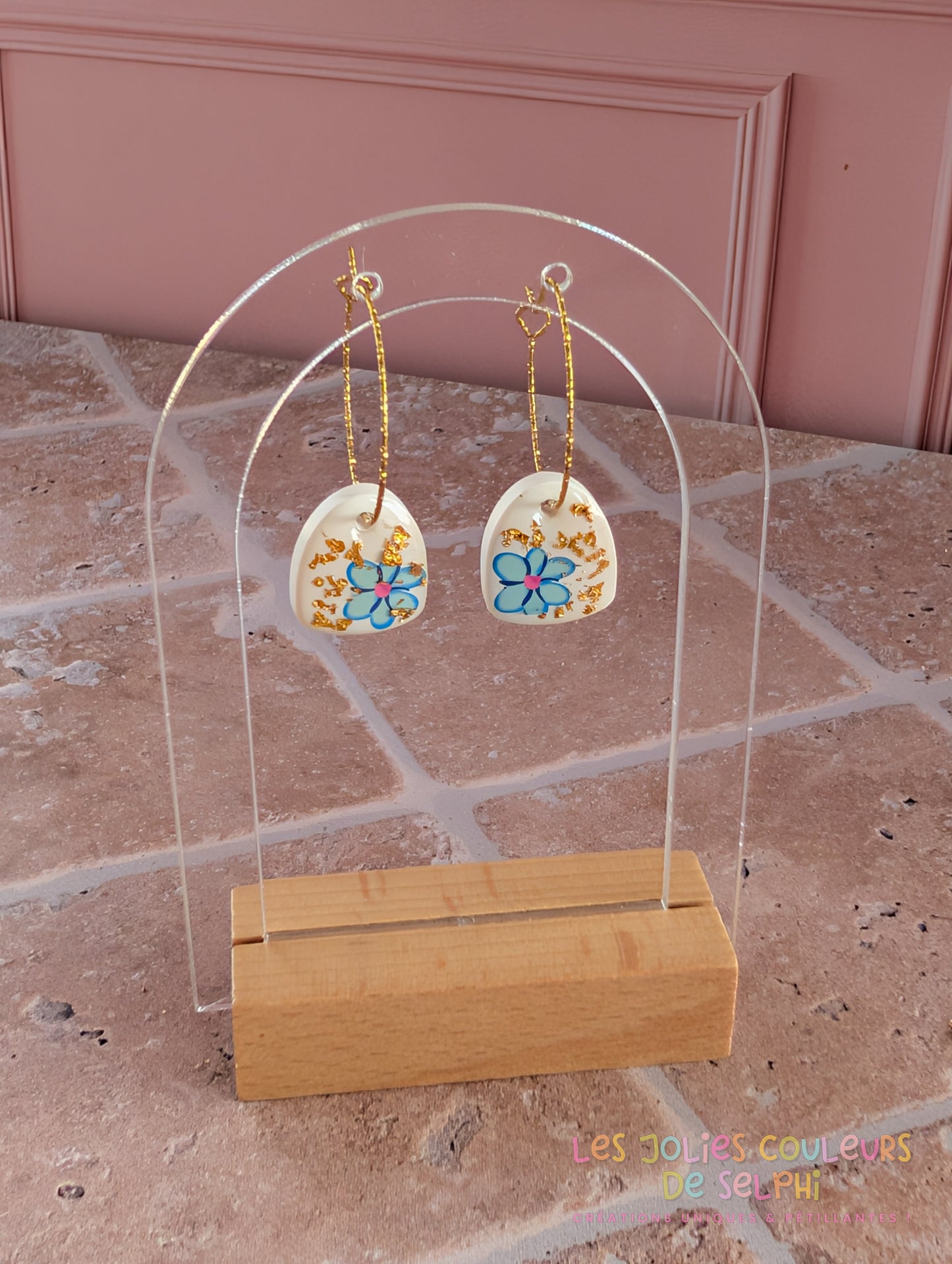 [Multi-Forme dispo] Boucles d’oreilles en Jesmonite et résine – Fleurs et doré