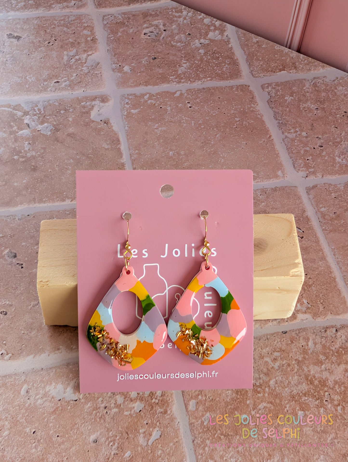 [Multi-Forme dispo] Boucles d’oreilles en Jesmonite et résine – multicouleur et doré