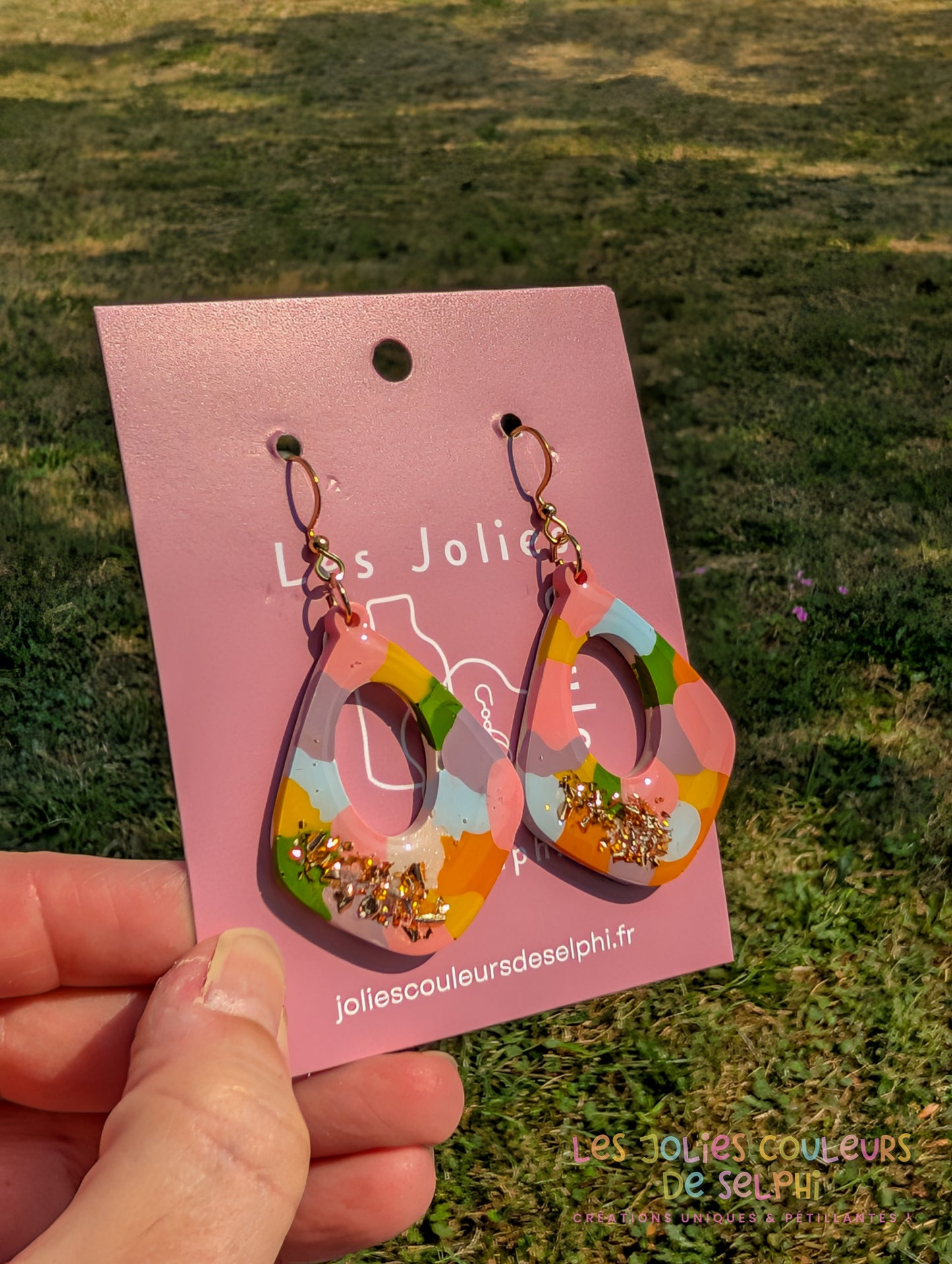 [Multi-Forme dispo] Boucles d’oreilles en Jesmonite et résine – multicouleur et doré