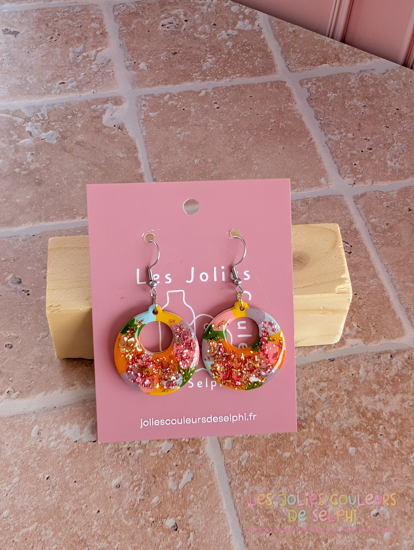 [Multi-Forme dispo] Boucles d’oreilles en Jesmonite et résine – multicouleur et doré
