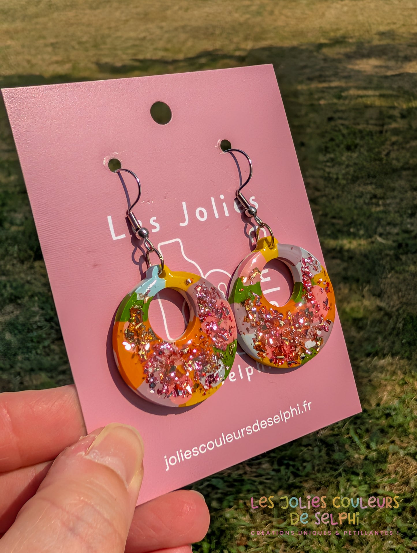 [Multi-Forme dispo] Boucles d’oreilles en Jesmonite et résine – multicouleur et doré