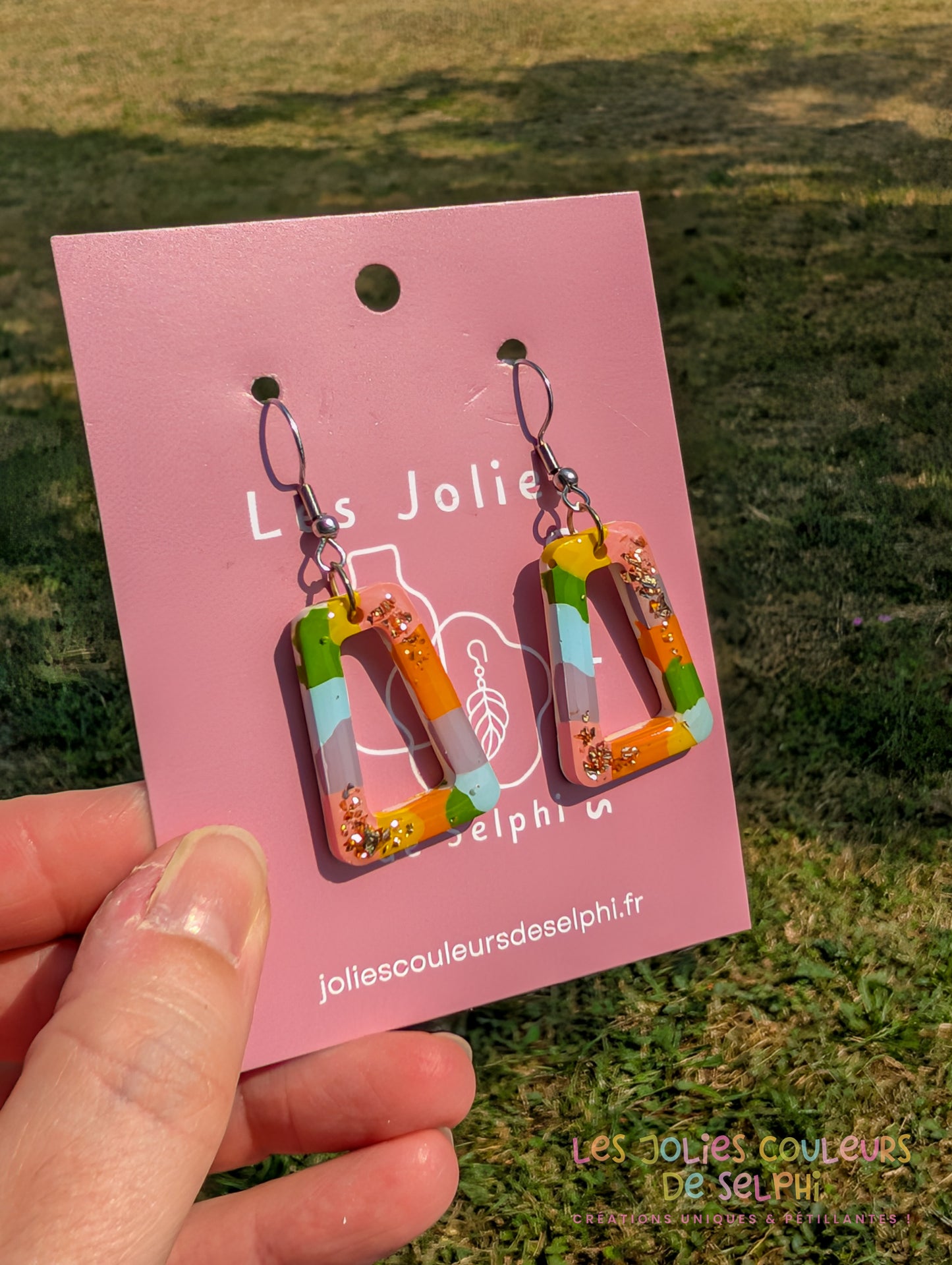 [Multi-Forme dispo] Boucles d’oreilles en Jesmonite et résine – multicouleur et doré