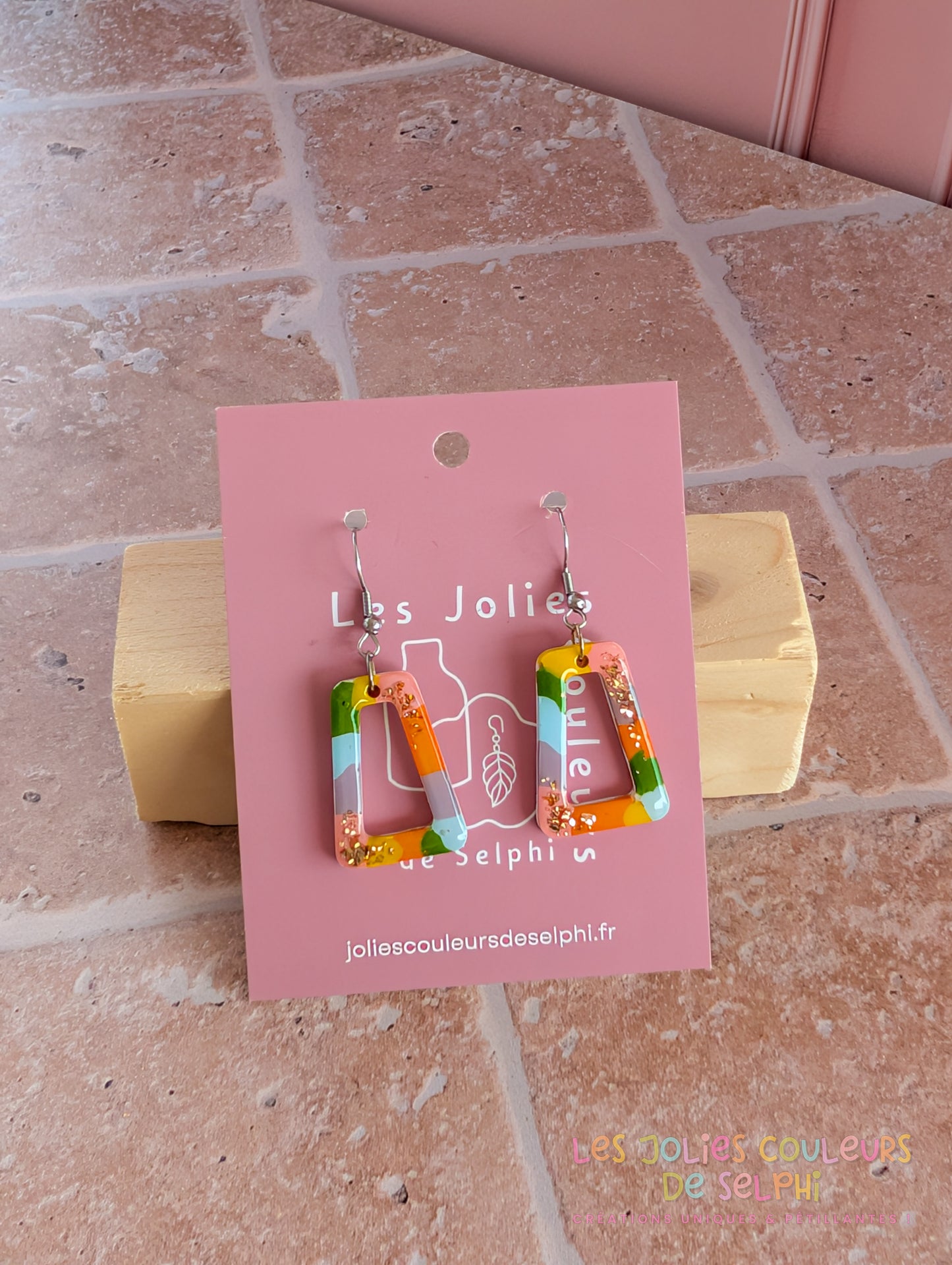 [Multi-Forme dispo] Boucles d’oreilles en Jesmonite et résine – multicouleur et doré
