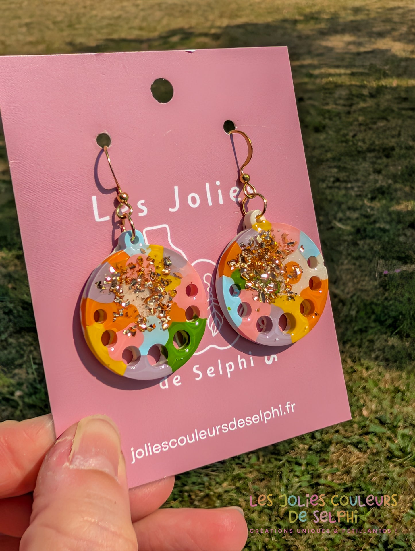 [Multi-Forme dispo] Boucles d’oreilles en Jesmonite et résine – multicouleur et doré
