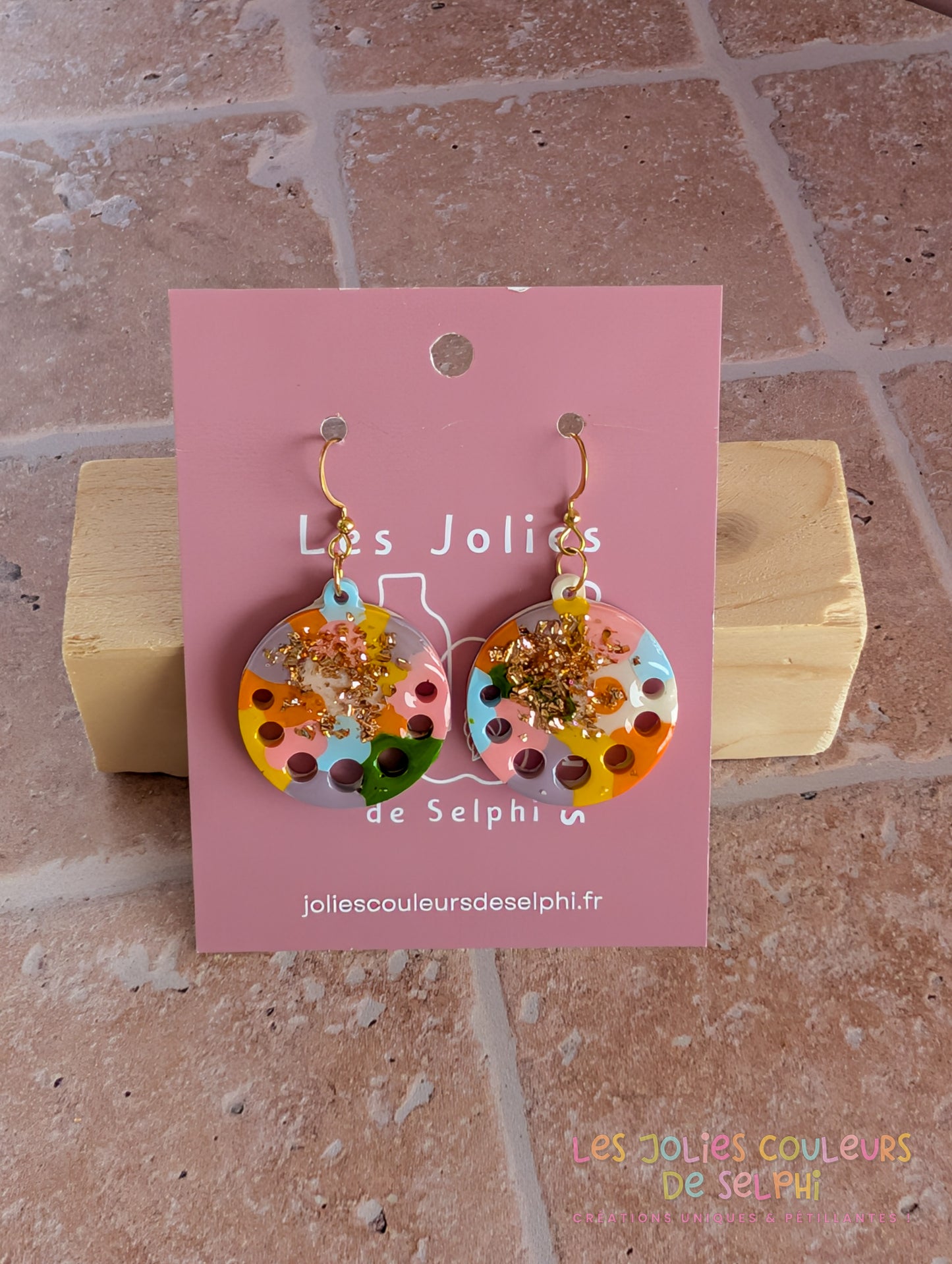 [Multi-Forme dispo] Boucles d’oreilles en Jesmonite et résine – multicouleur et doré