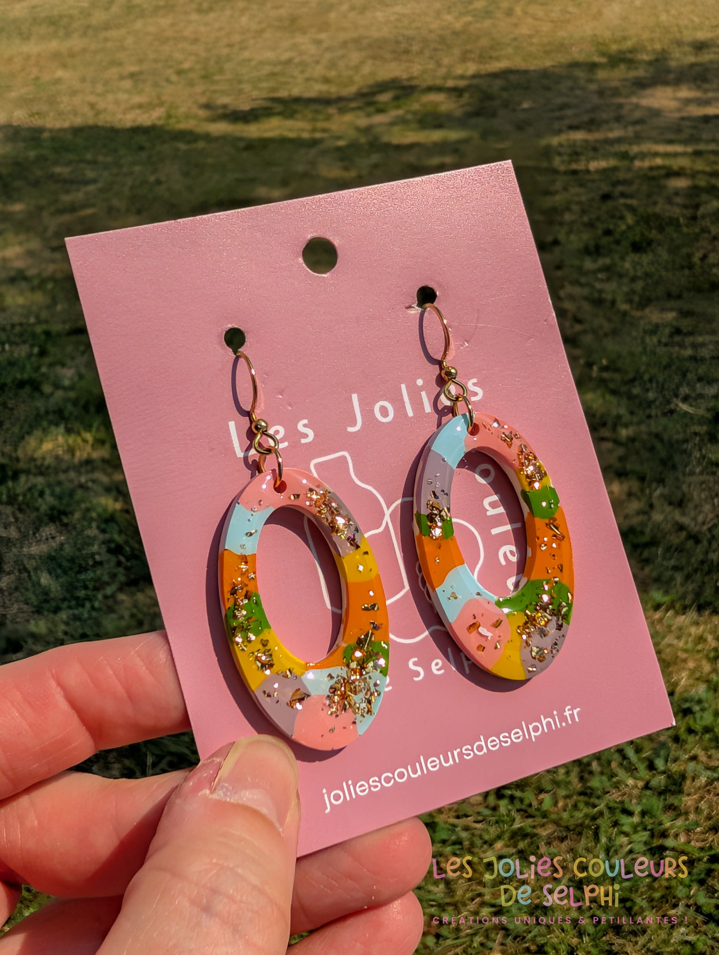 [Multi-Forme dispo] Boucles d’oreilles en Jesmonite et résine – multicouleur et doré