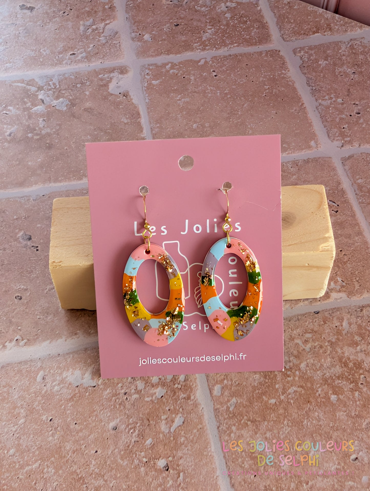 [Multi-Forme dispo] Boucles d’oreilles en Jesmonite et résine – multicouleur et doré