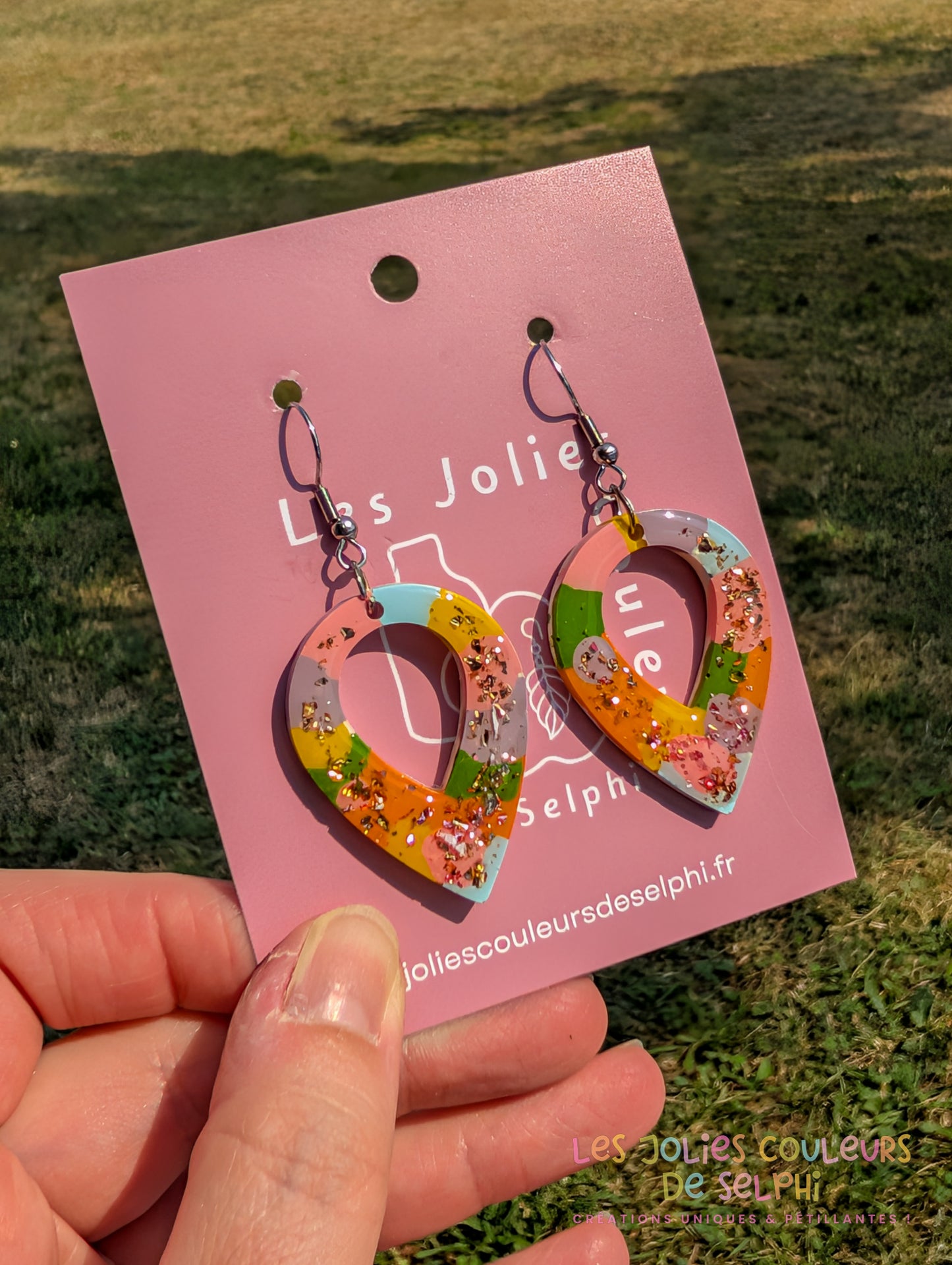 [Multi-Forme dispo] Boucles d’oreilles en Jesmonite et résine – multicouleur et doré