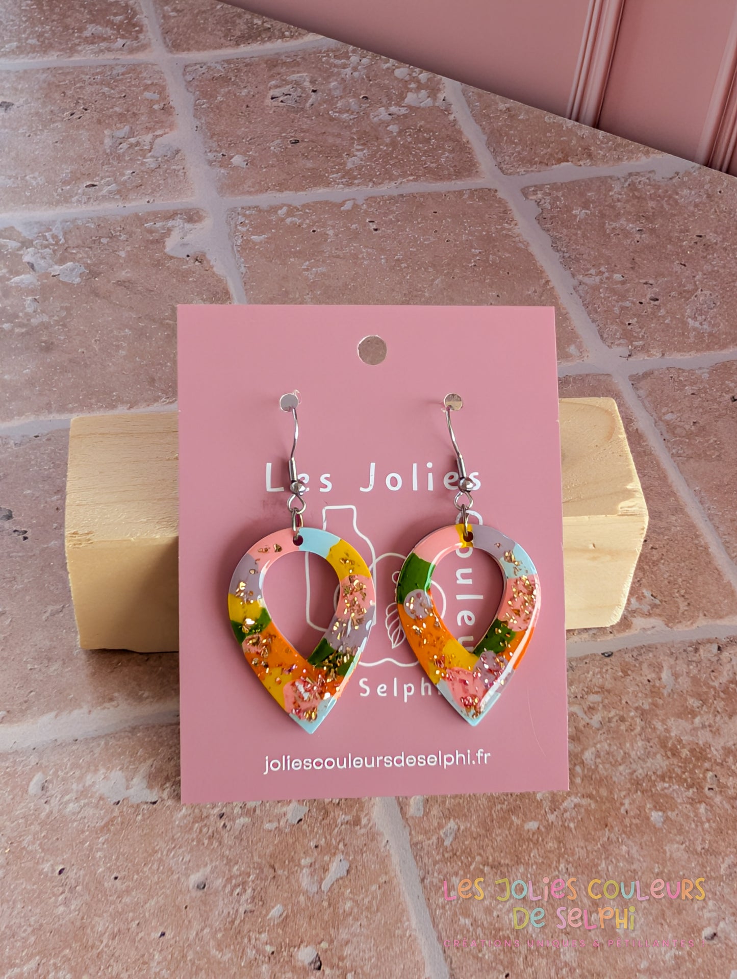 [Multi-Forme dispo] Boucles d’oreilles en Jesmonite et résine – multicouleur et doré