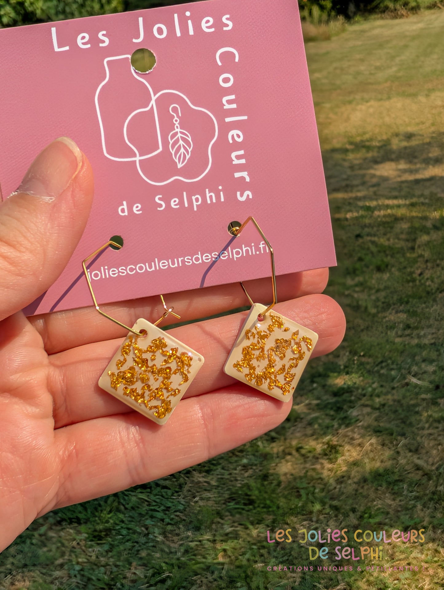 [Multi-Forme dispo] Boucles d’oreilles en Jesmonite et résine – Blanche et doré
