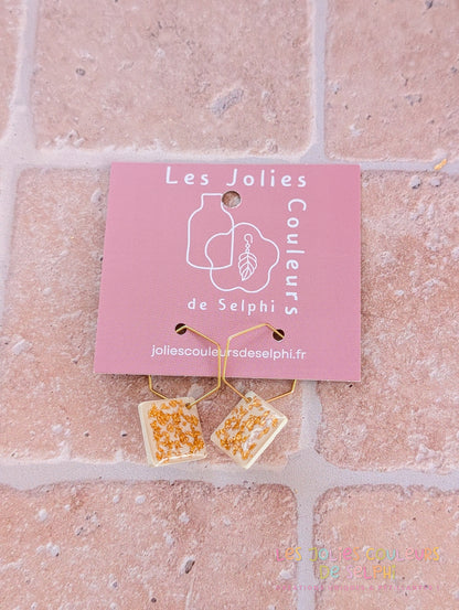 [Multi-Forme dispo] Boucles d’oreilles en Jesmonite et résine – Blanche et doré