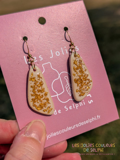 [Multi-Forme dispo] Boucles d’oreilles en Jesmonite et résine – Blanche et doré