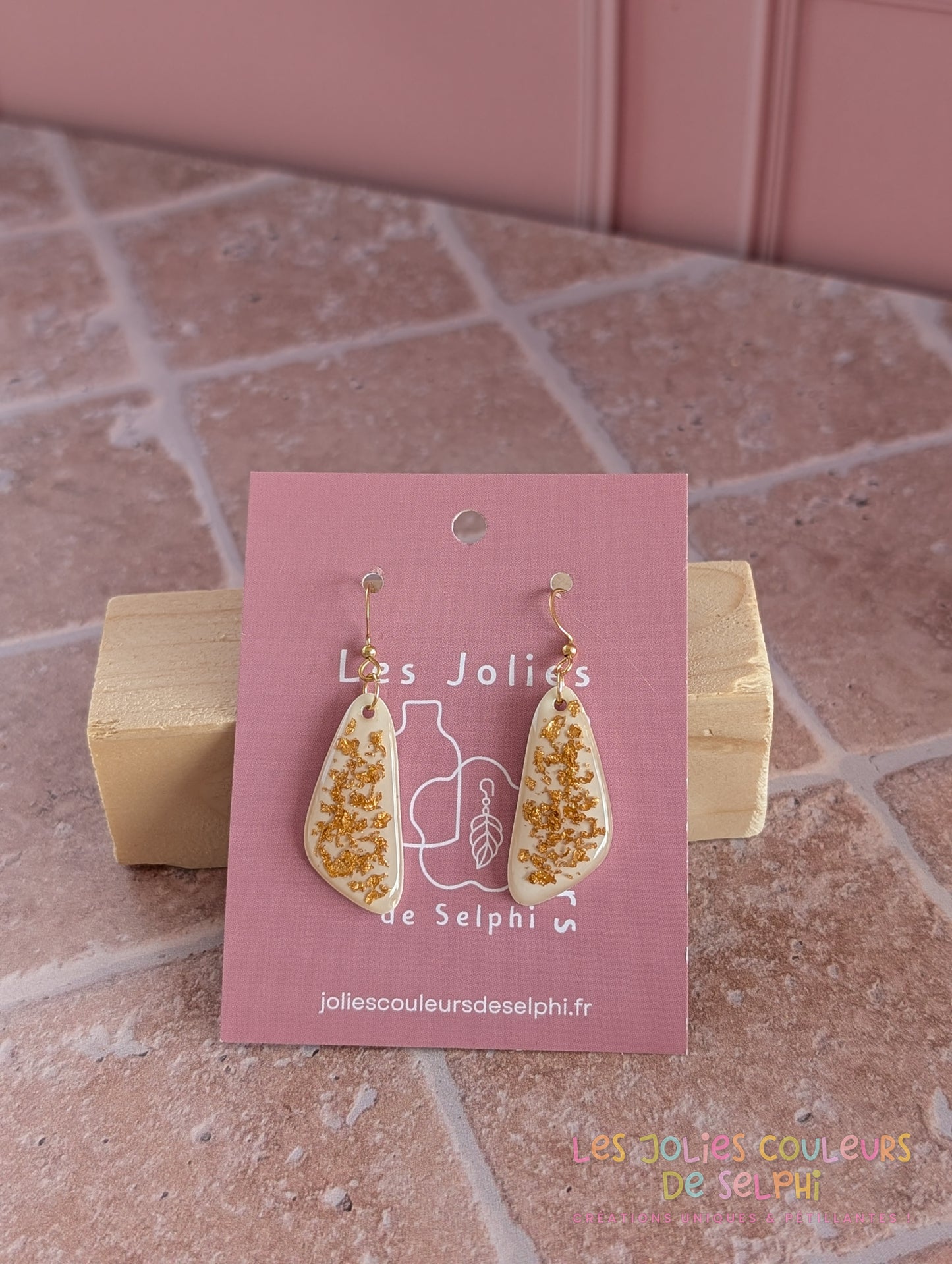 [Multi-Forme dispo] Boucles d’oreilles en Jesmonite et résine – Blanche et doré