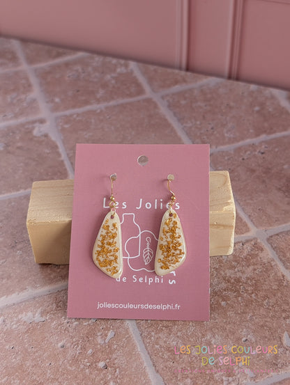[Multi-Forme dispo] Boucles d’oreilles en Jesmonite et résine – Blanche et doré