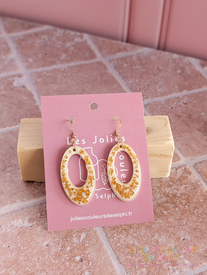 [Multi-Forme dispo] Boucles d’oreilles en Jesmonite et résine – Blanche et doré