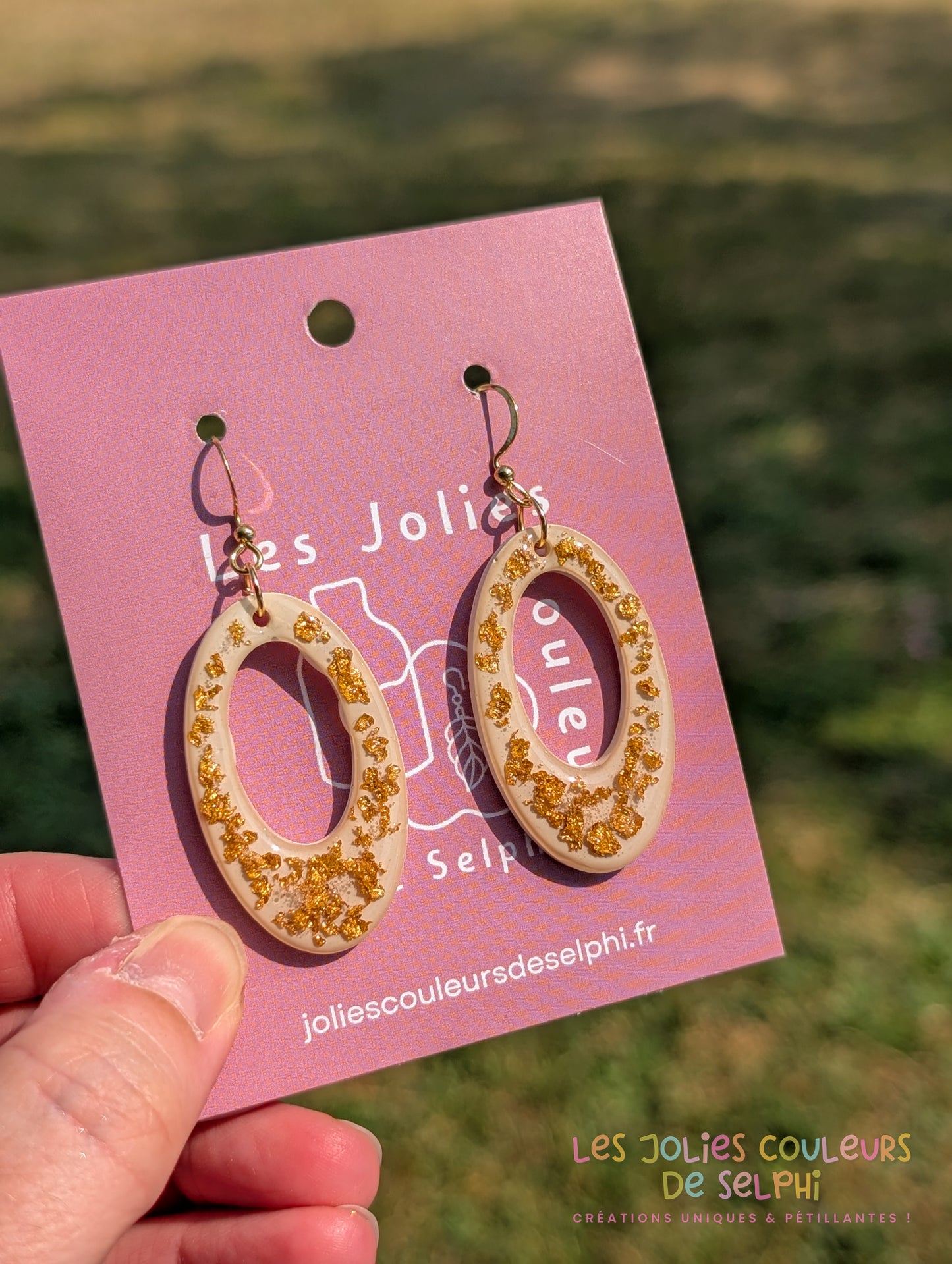 [Multi-Forme dispo] Boucles d’oreilles en Jesmonite et résine – Blanche et doré
