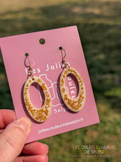 [Multi-Forme dispo] Boucles d’oreilles en Jesmonite et résine – Blanche et doré