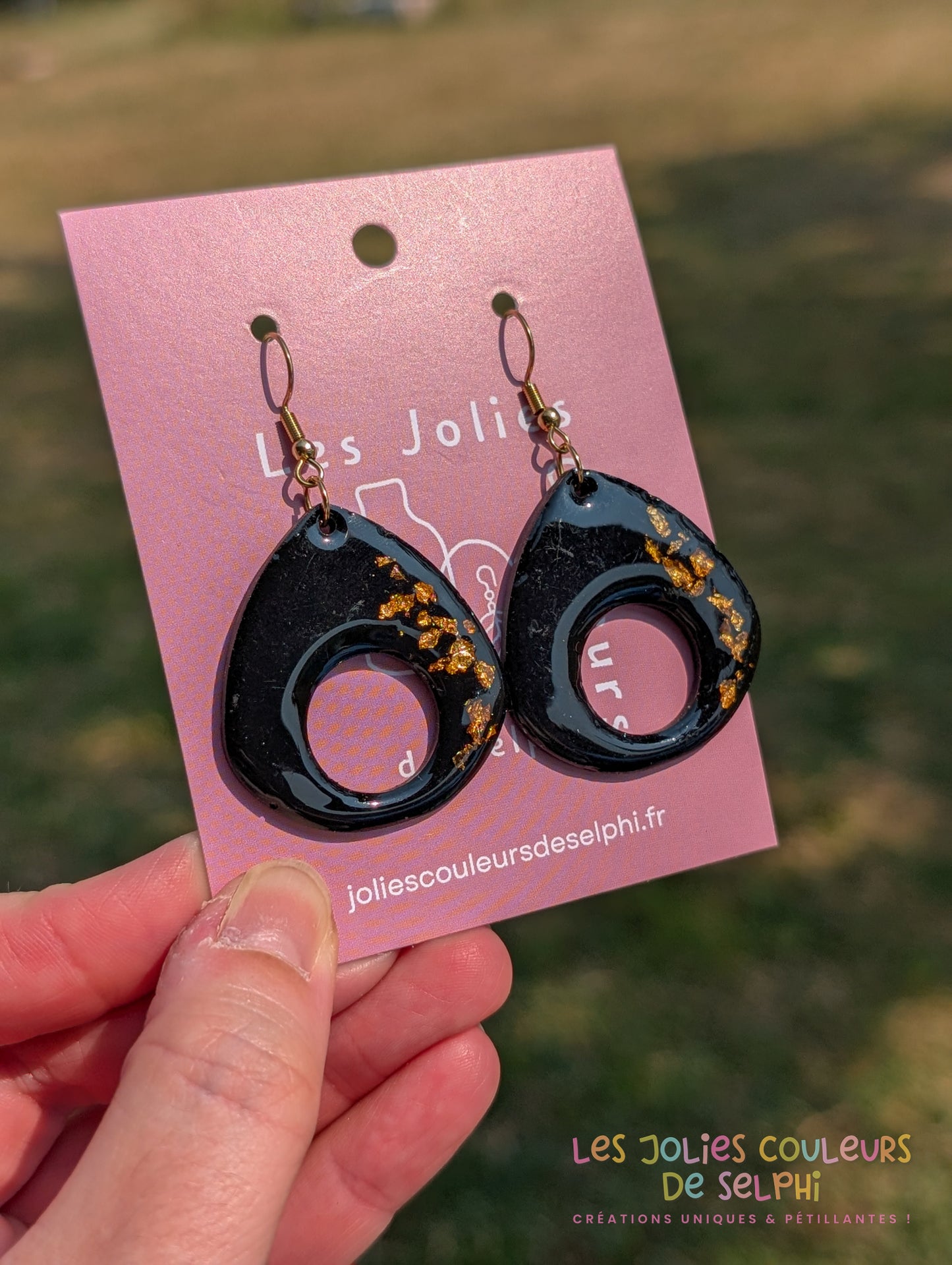 [Multi-Forme dispo] Boucles d’oreilles en Jesmonite et résine – Noir et doré