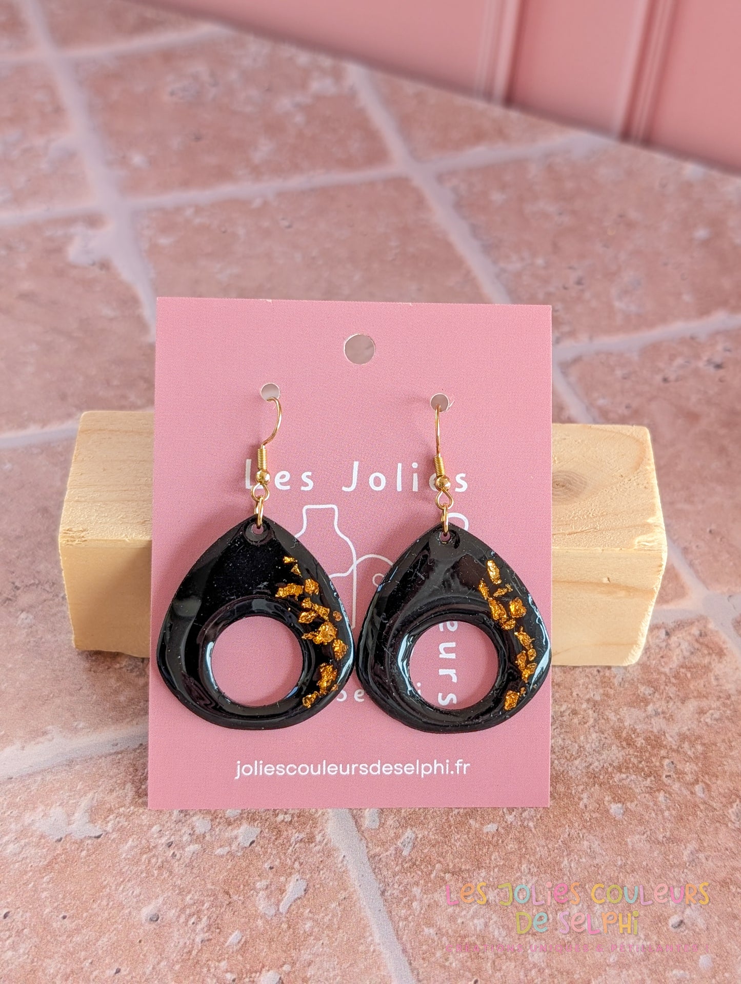 [Multi-Forme dispo] Boucles d’oreilles en Jesmonite et résine – Noir et doré