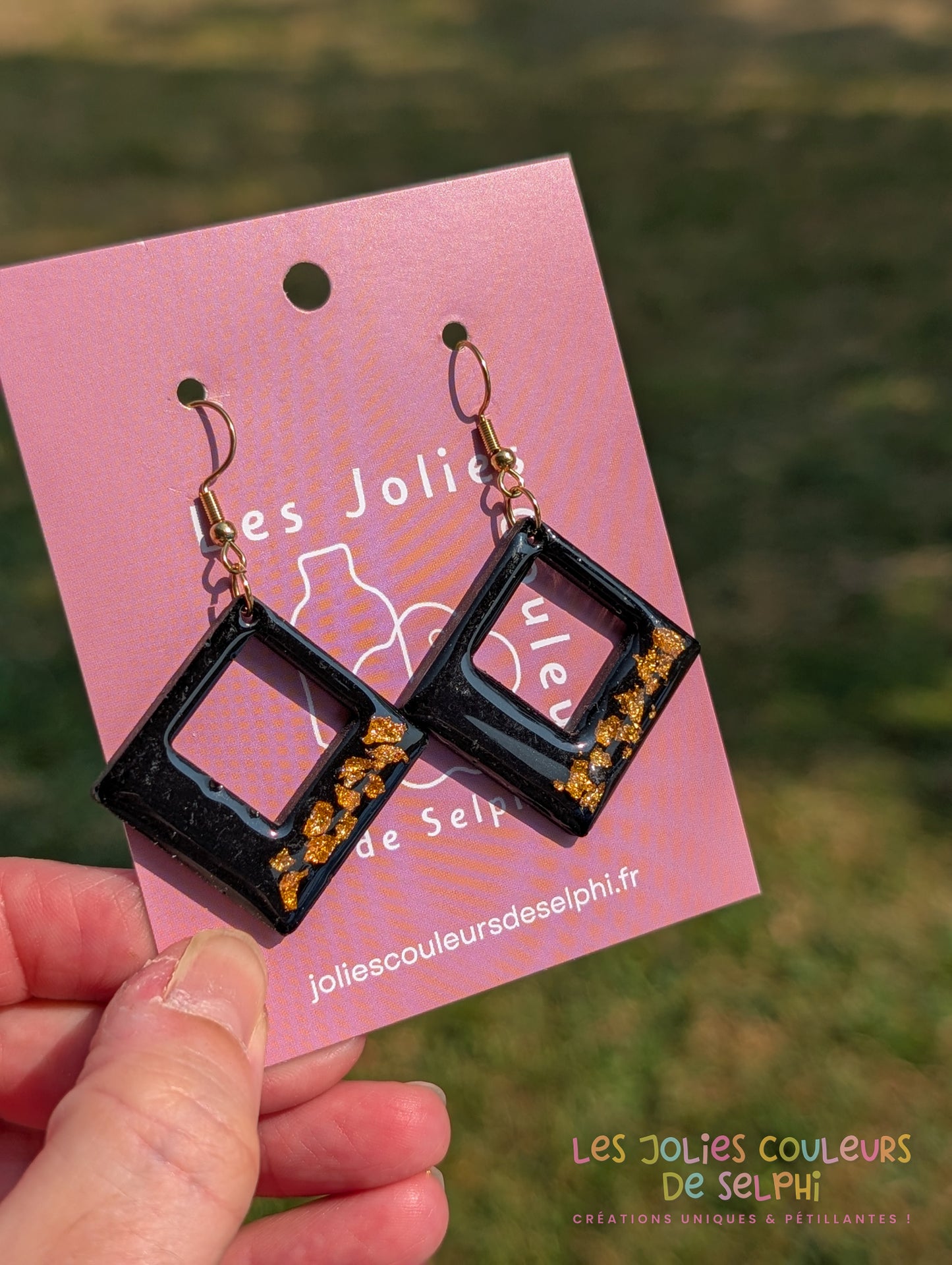 [Multi-Forme dispo] Boucles d’oreilles en Jesmonite et résine – Noir et doré