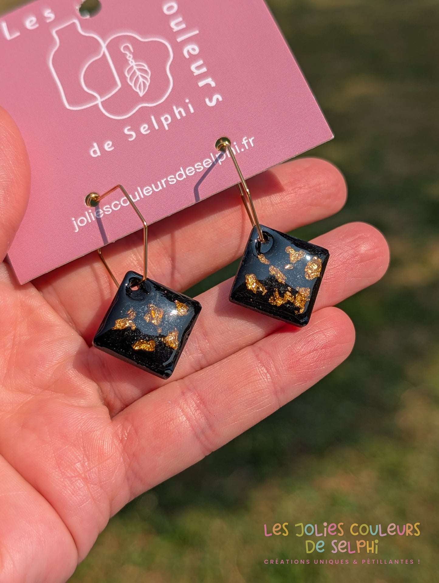 [Multi-Forme dispo] Boucles d’oreilles en Jesmonite et résine – Noir et doré