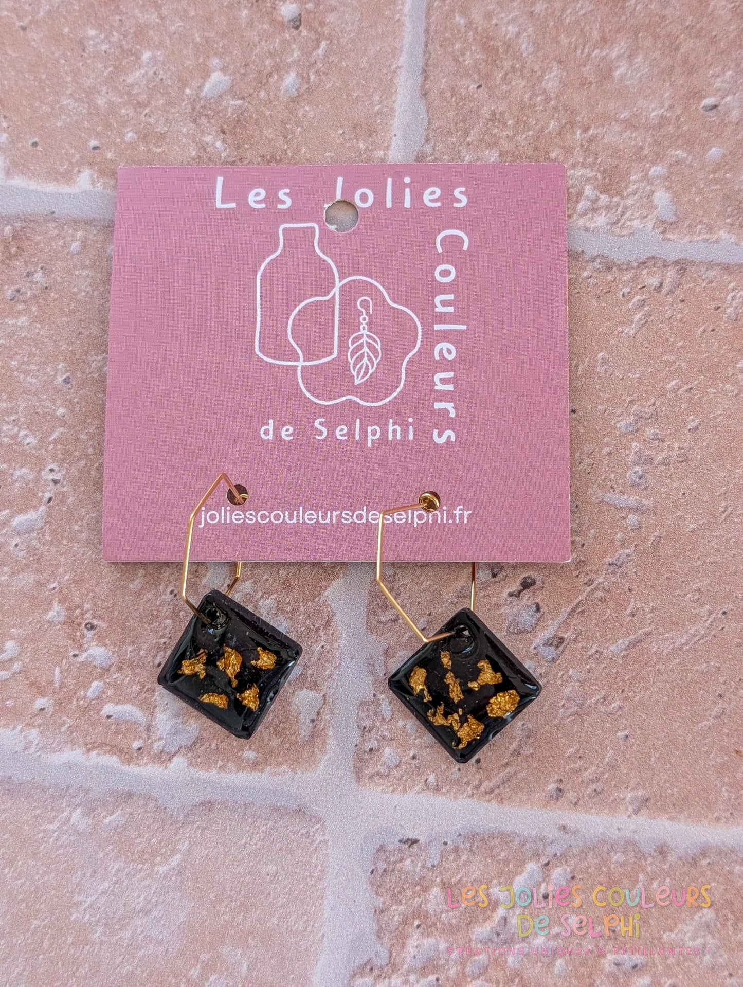 [Multi-Forme dispo] Boucles d’oreilles en Jesmonite et résine – Noir et doré