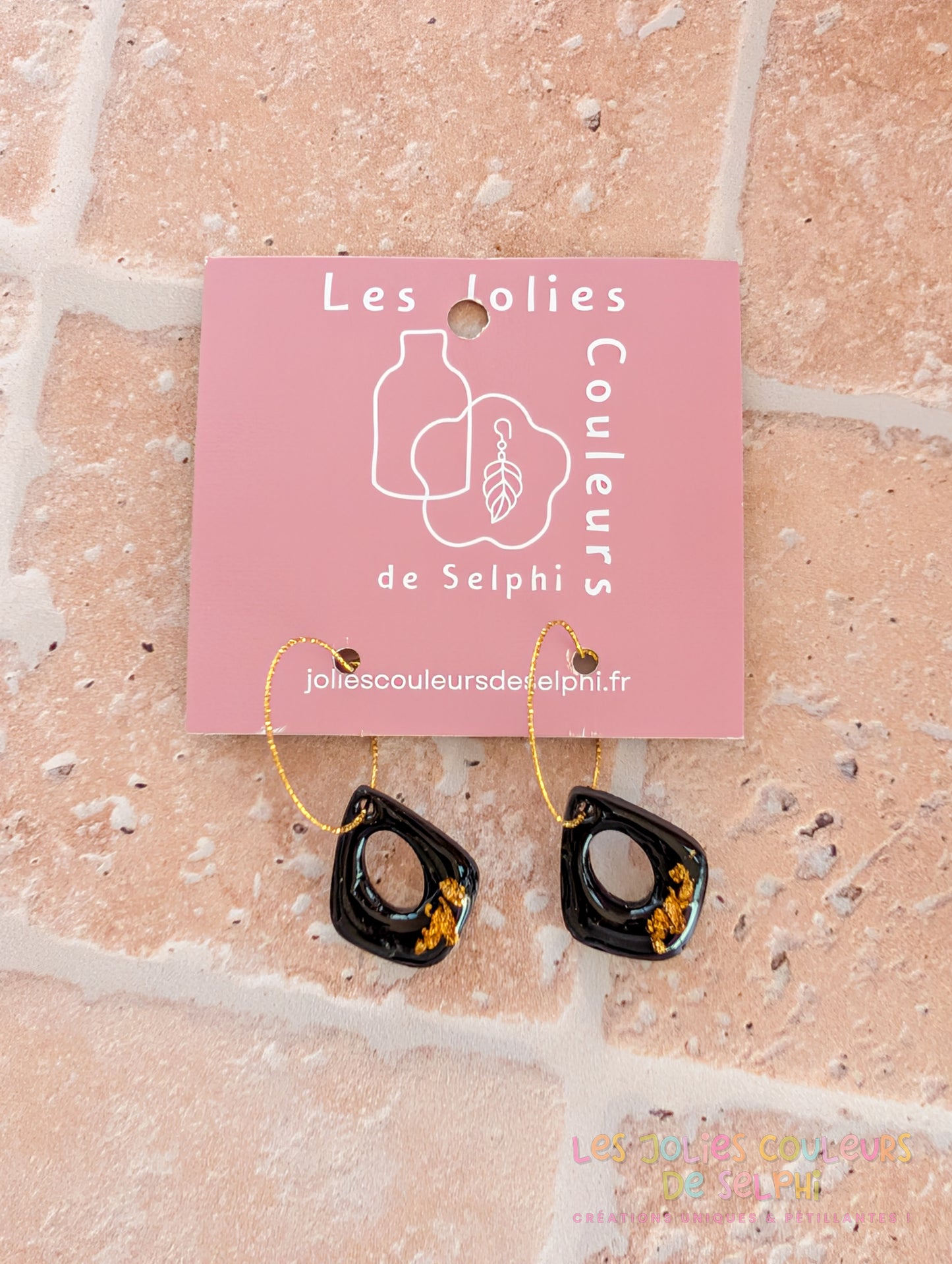[Multi-Forme dispo] Boucles d’oreilles en Jesmonite et résine – Noir et doré