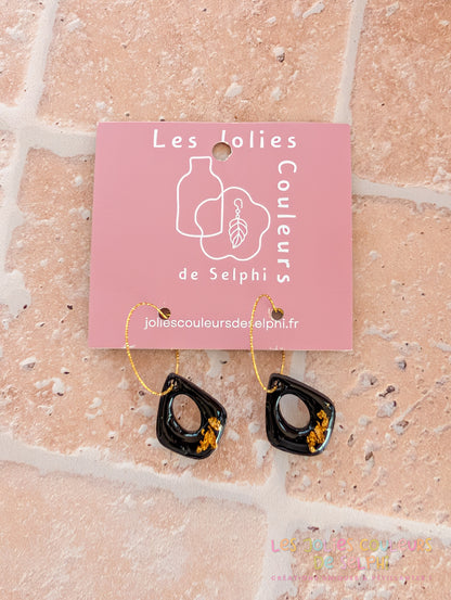 [Multi-Forme dispo] Boucles d’oreilles en Jesmonite et résine – Noir et doré