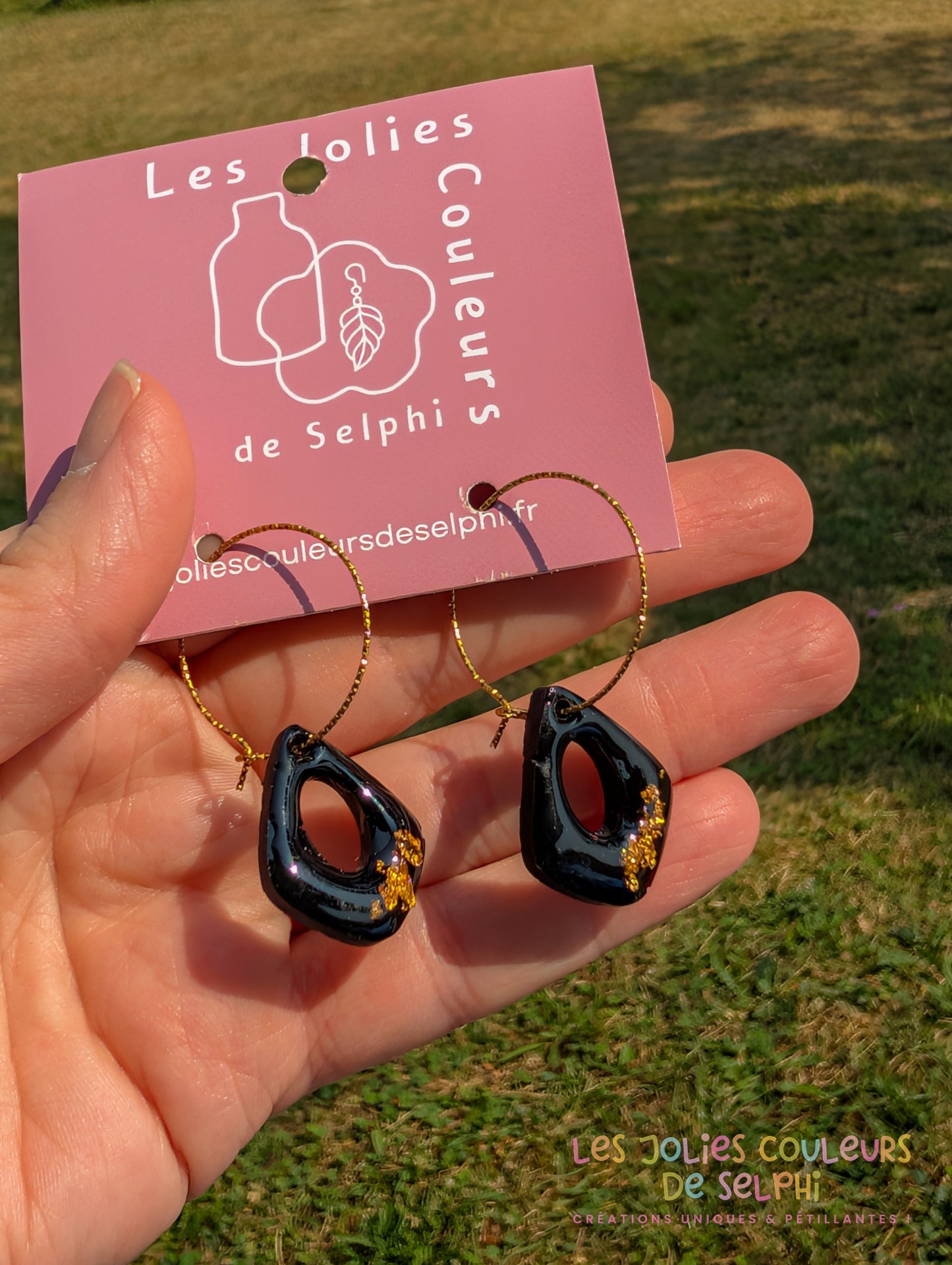 [Multi-Forme dispo] Boucles d’oreilles en Jesmonite et résine – Noir et doré