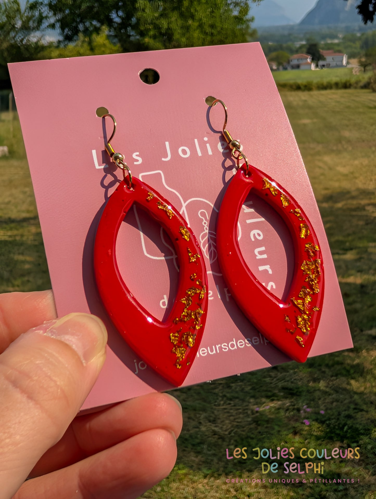 [Multi-Forme dispo] Boucles d’oreilles en Jesmonite et résine – rouge et doré