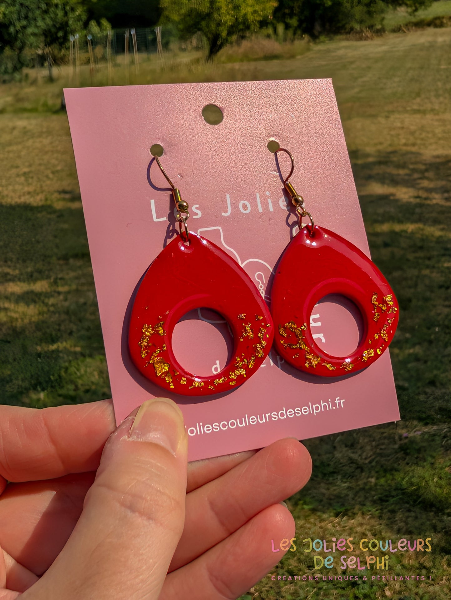 [Multi-Forme dispo] Boucles d’oreilles en Jesmonite et résine – rouge et doré