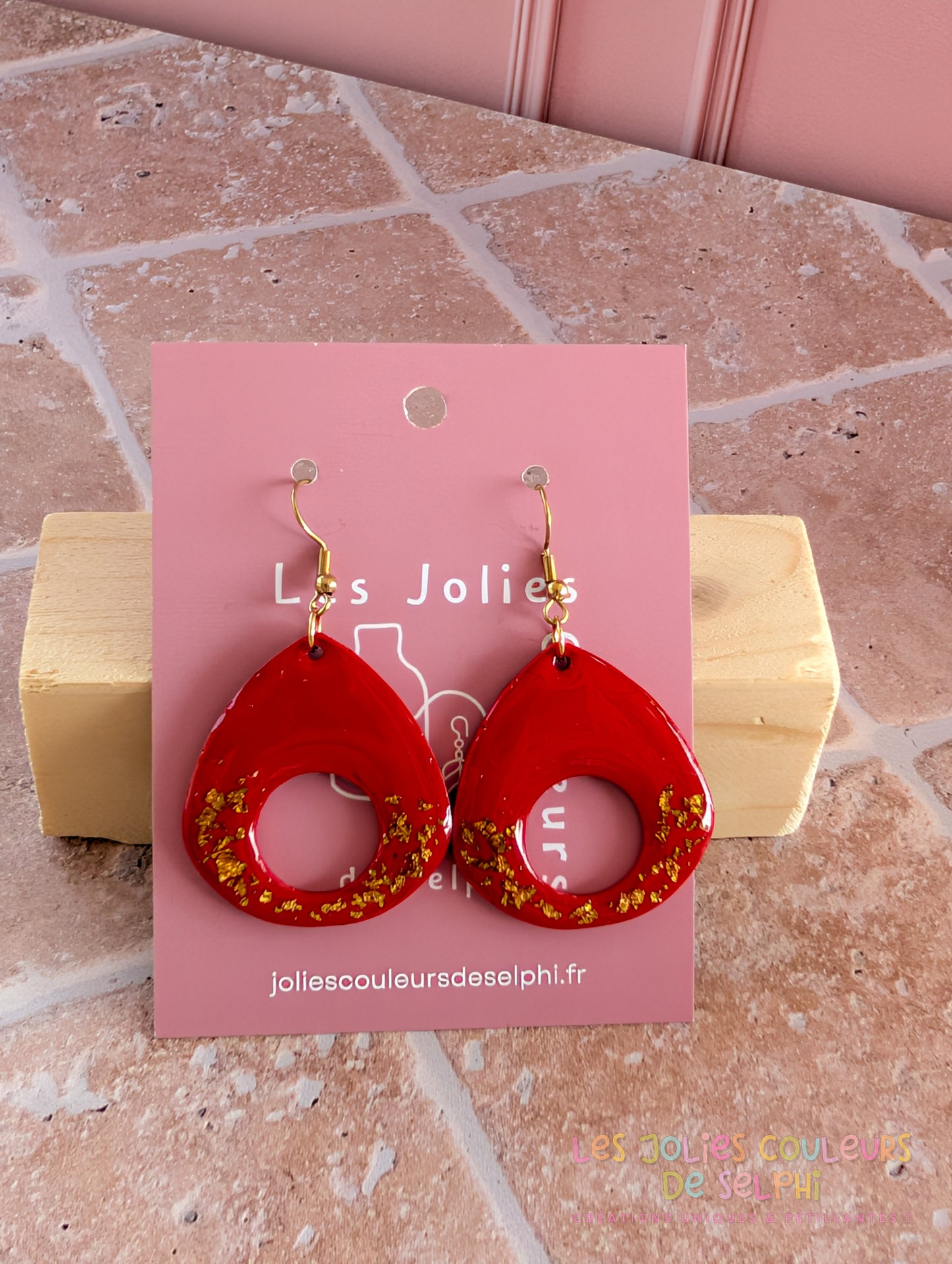 [Multi-Forme dispo] Boucles d’oreilles en Jesmonite et résine – rouge et doré