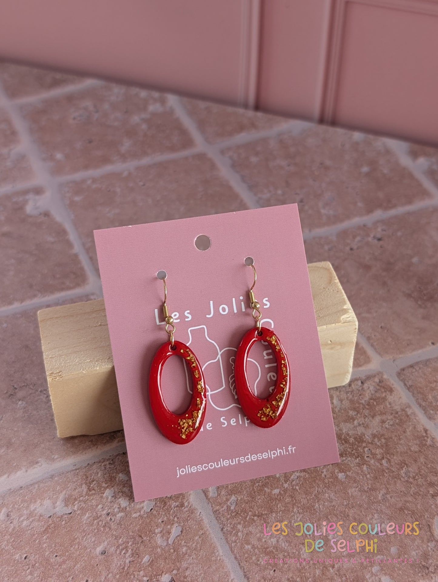 [Multi-Forme dispo] Boucles d’oreilles en Jesmonite et résine – rouge et doré