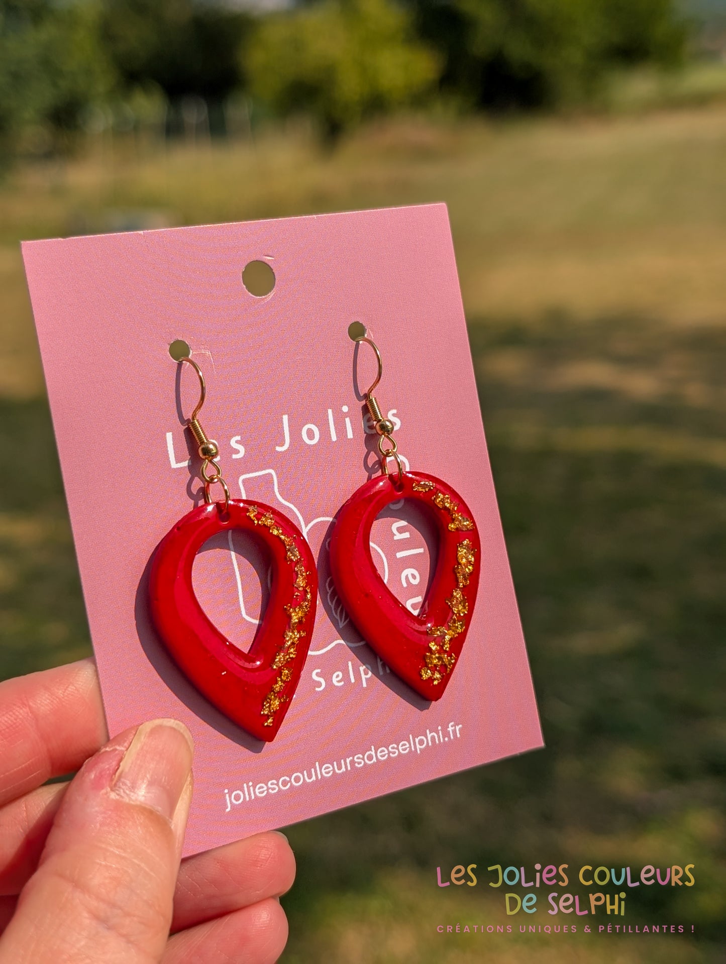 [Multi-Forme dispo] Boucles d’oreilles en Jesmonite et résine – rouge et doré