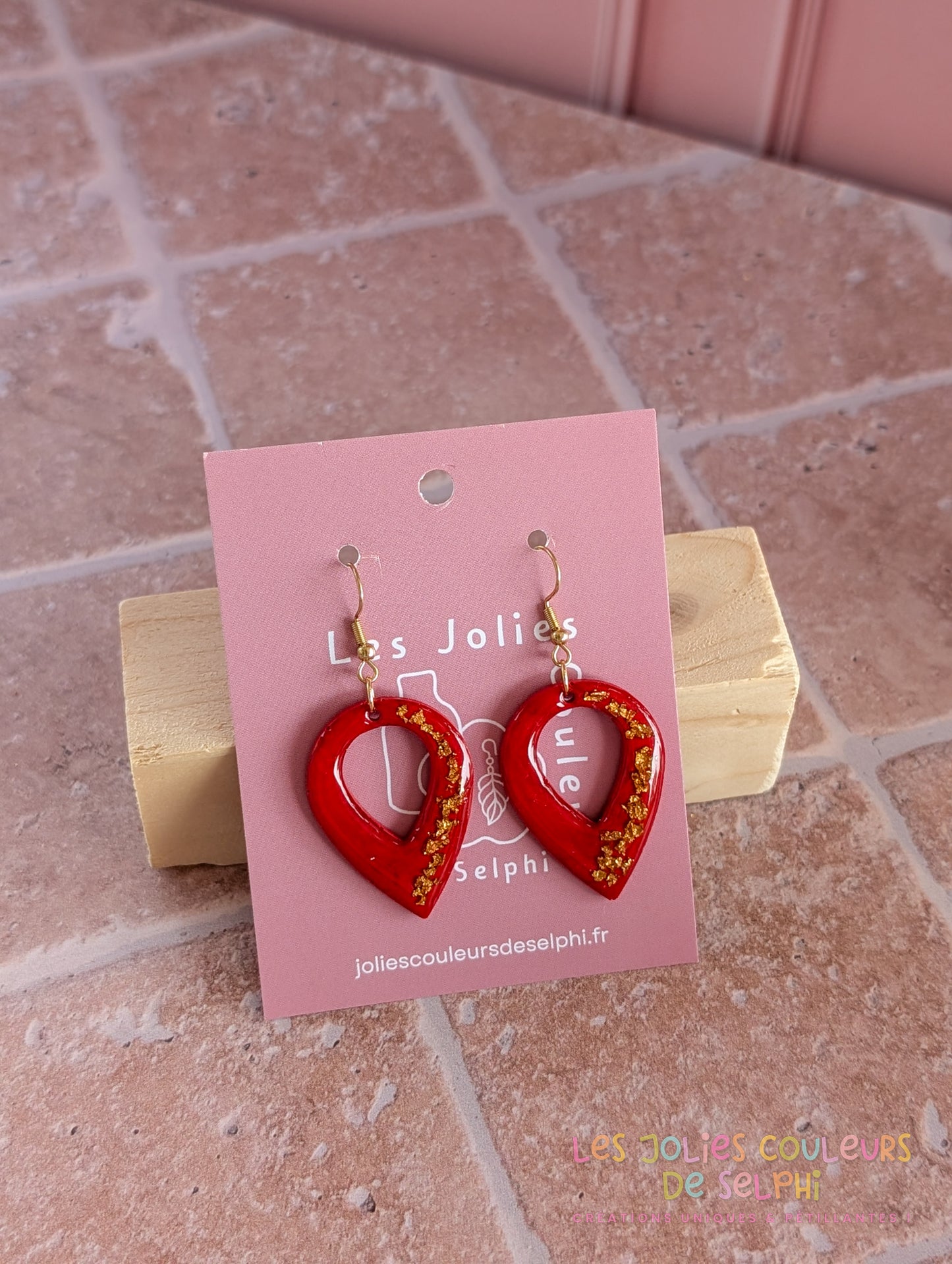 [Multi-Forme dispo] Boucles d’oreilles en Jesmonite et résine – rouge et doré