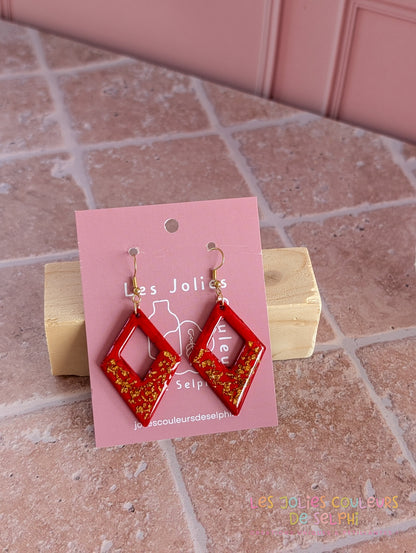[Multi-Forme dispo] Boucles d’oreilles en Jesmonite et résine – rouge et doré