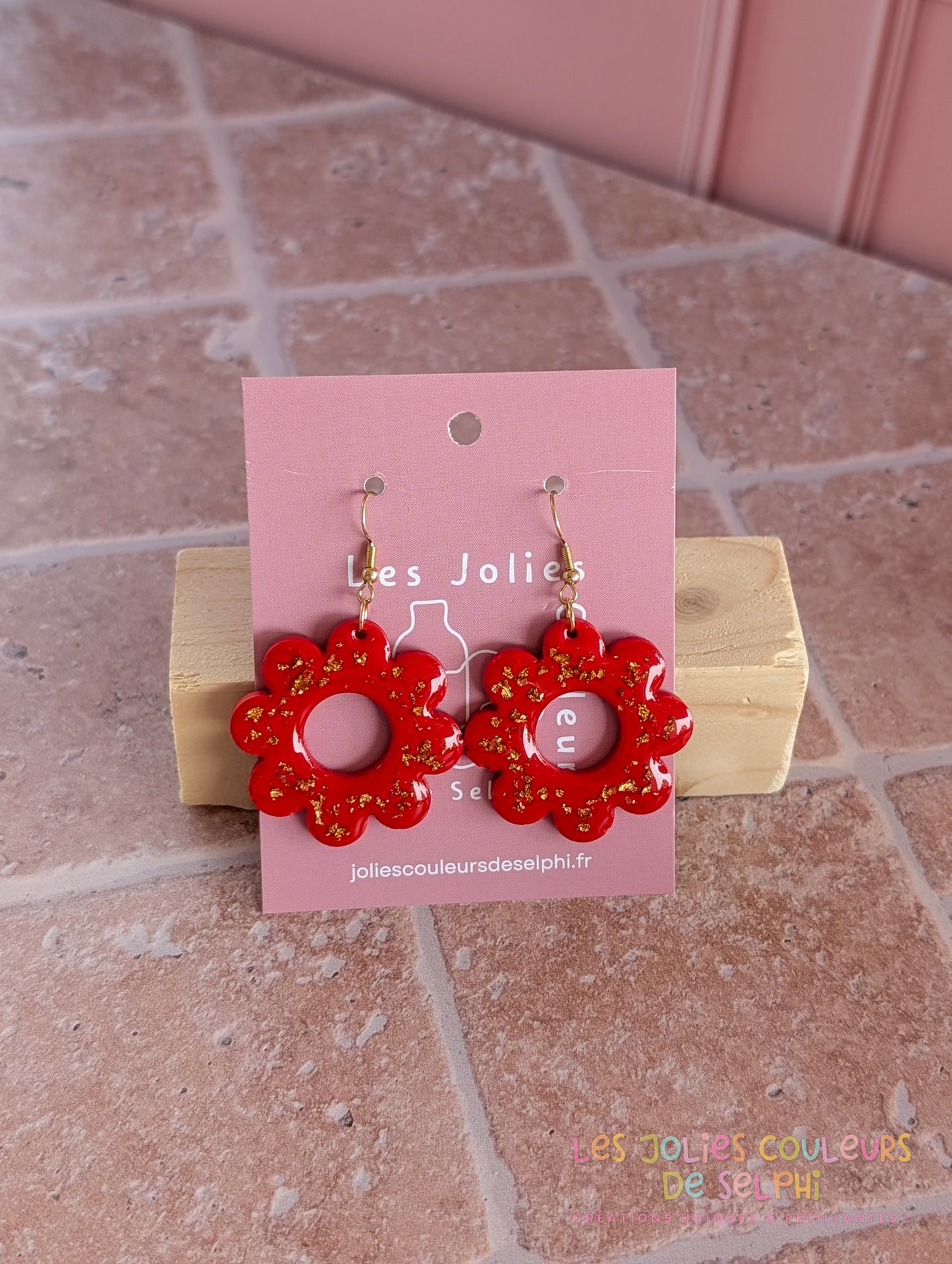 [Multi-Forme dispo] Boucles d’oreilles en Jesmonite et résine – rouge et doré