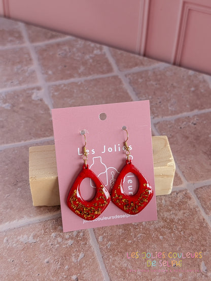 [Multi-Forme dispo] Boucles d’oreilles en Jesmonite et résine – rouge et doré