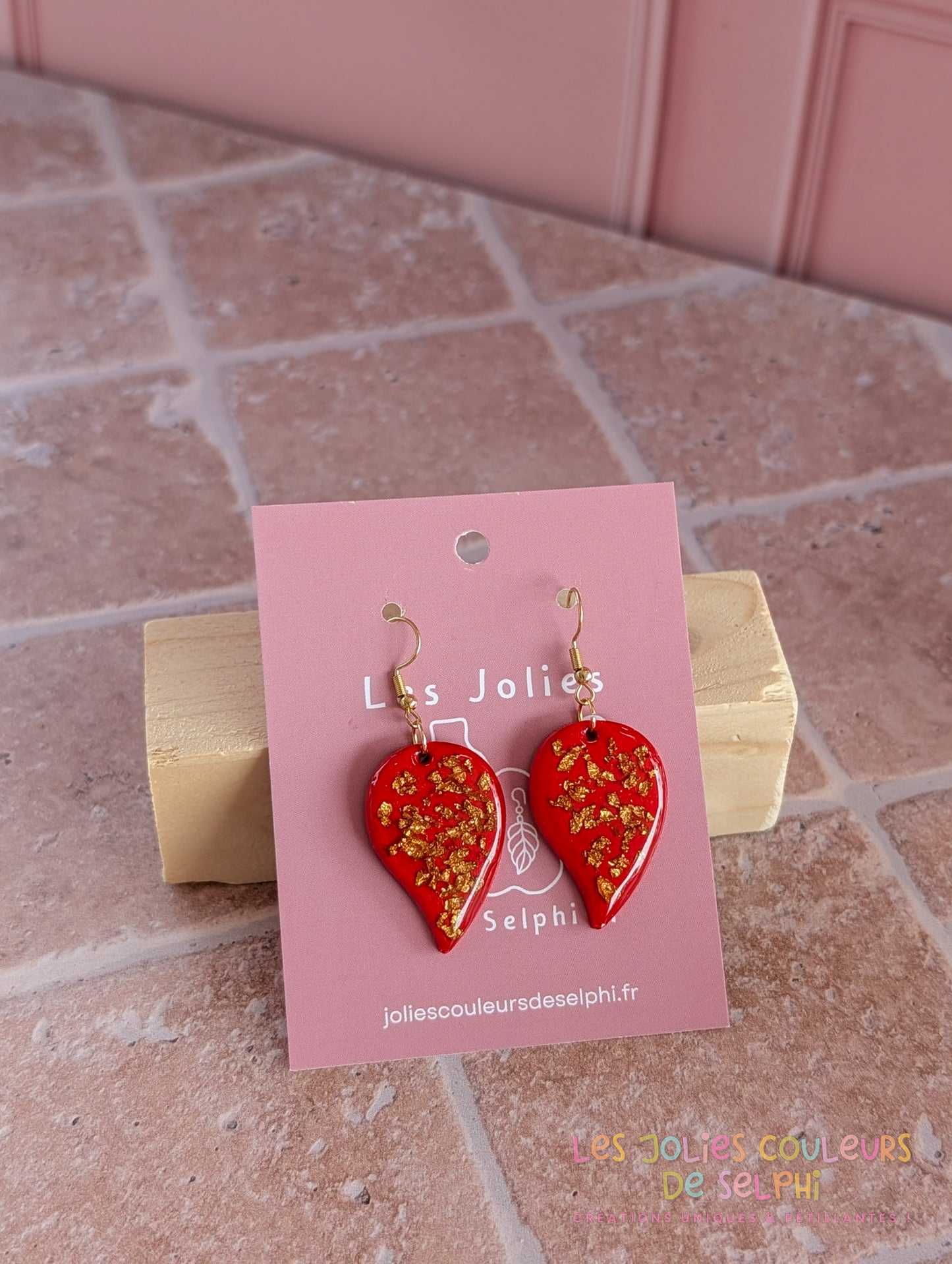 [Multi-Forme dispo] Boucles d’oreilles en Jesmonite et résine – rouge et doré