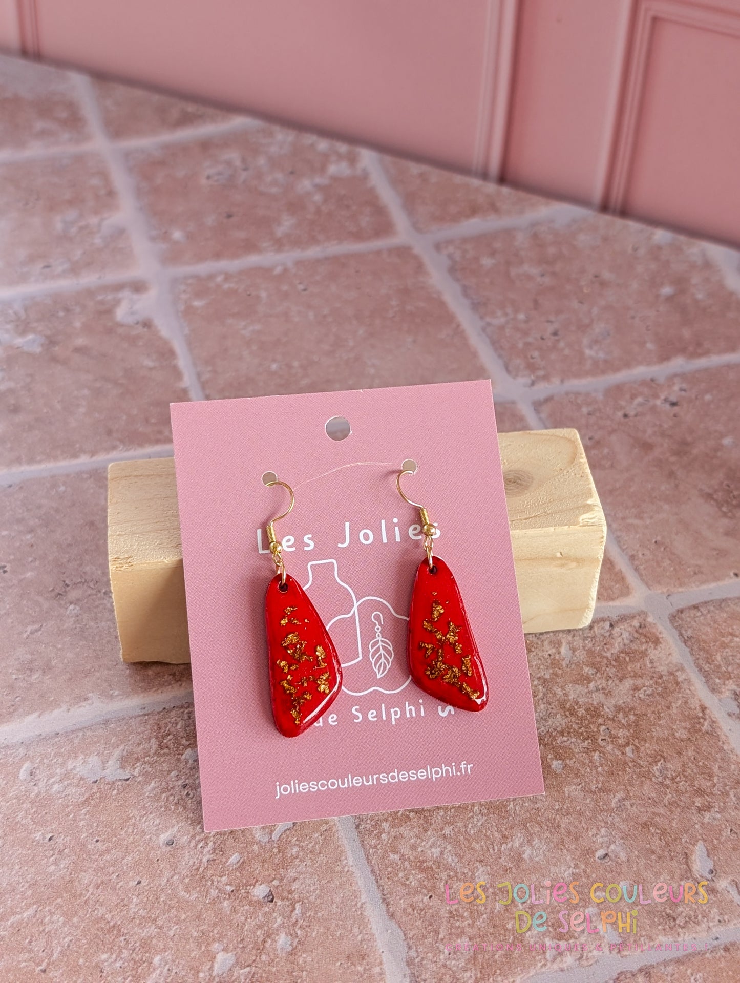 [Multi-Forme dispo] Boucles d’oreilles en Jesmonite et résine – rouge et doré