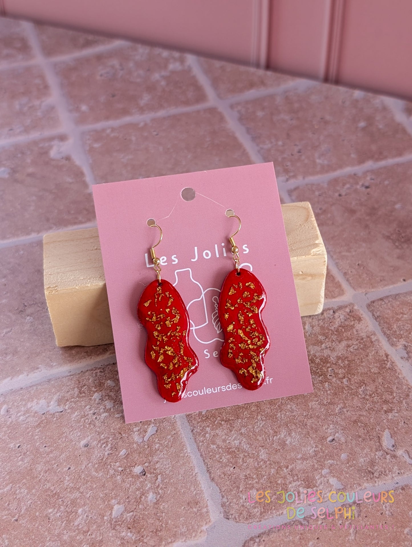 [Multi-Forme dispo] Boucles d’oreilles en Jesmonite et résine – rouge et doré