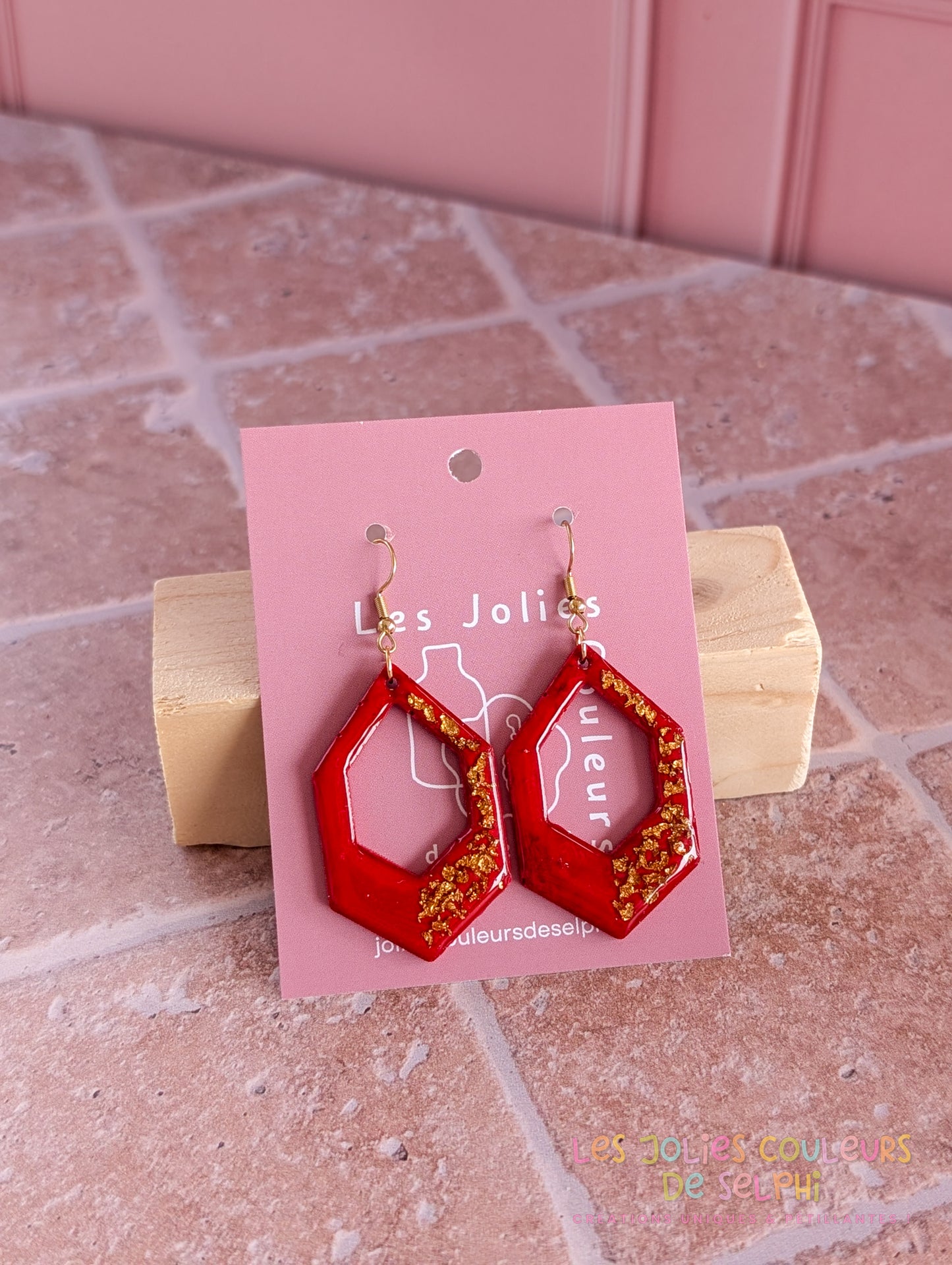 [Multi-Forme dispo] Boucles d’oreilles en Jesmonite et résine – rouge et doré