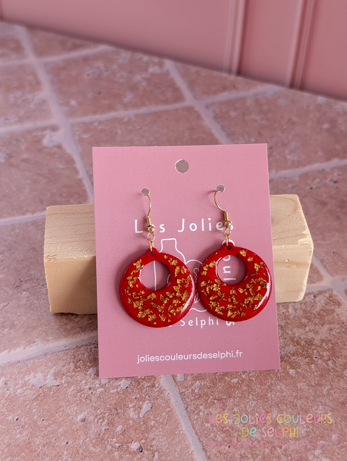 [Multi-Forme dispo] Boucles d’oreilles en Jesmonite et résine – rouge et doré