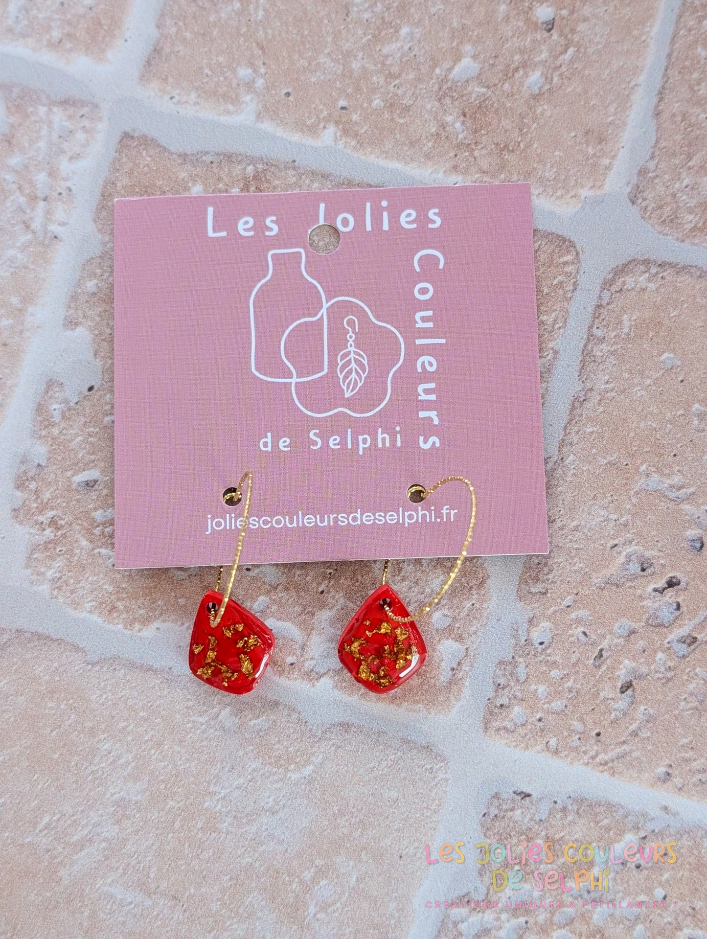 [Multi-Forme dispo] Boucles d’oreilles en Jesmonite et résine – rouge et doré