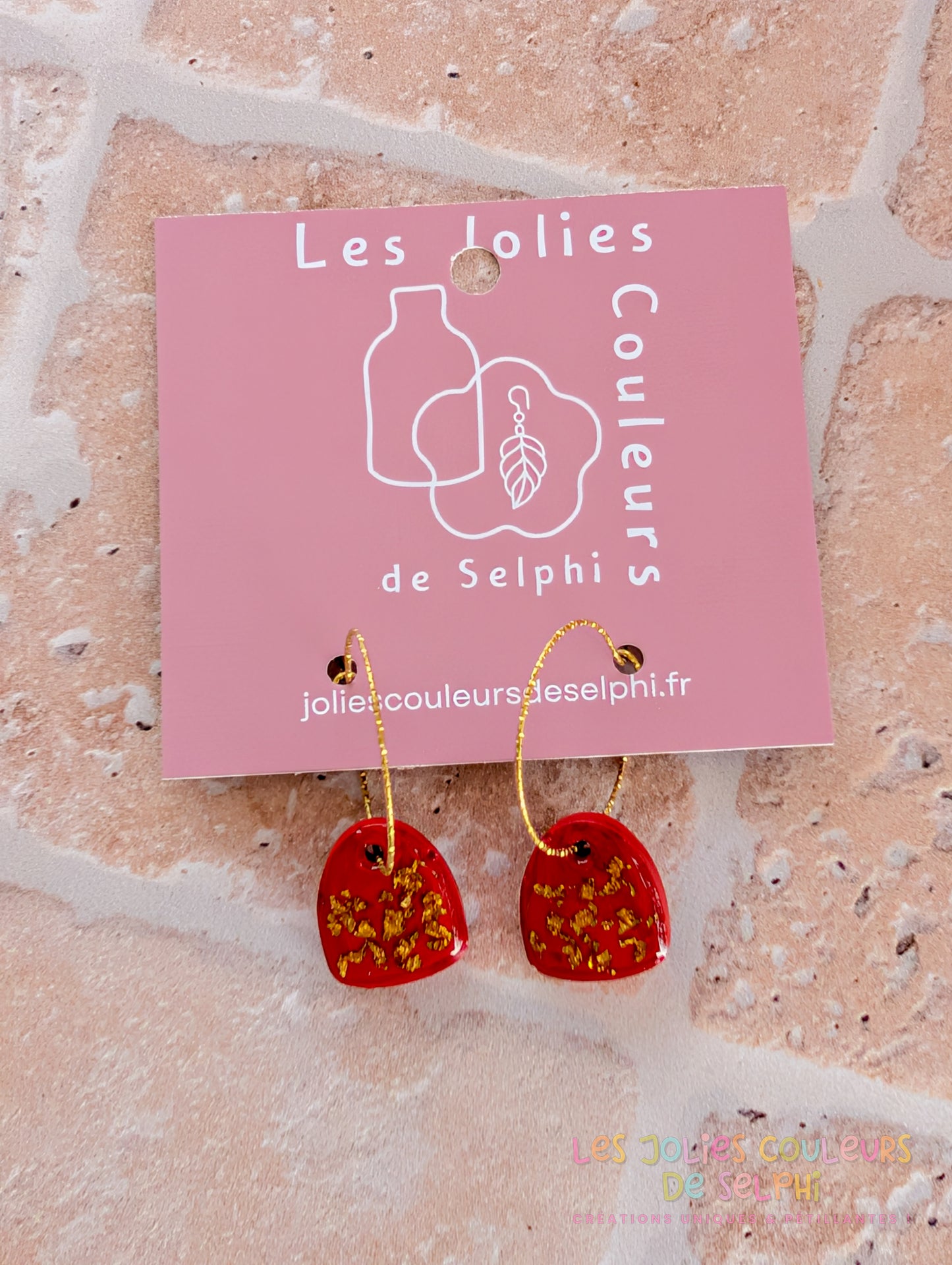 [Multi-Forme dispo] Boucles d’oreilles en Jesmonite et résine – rouge et doré