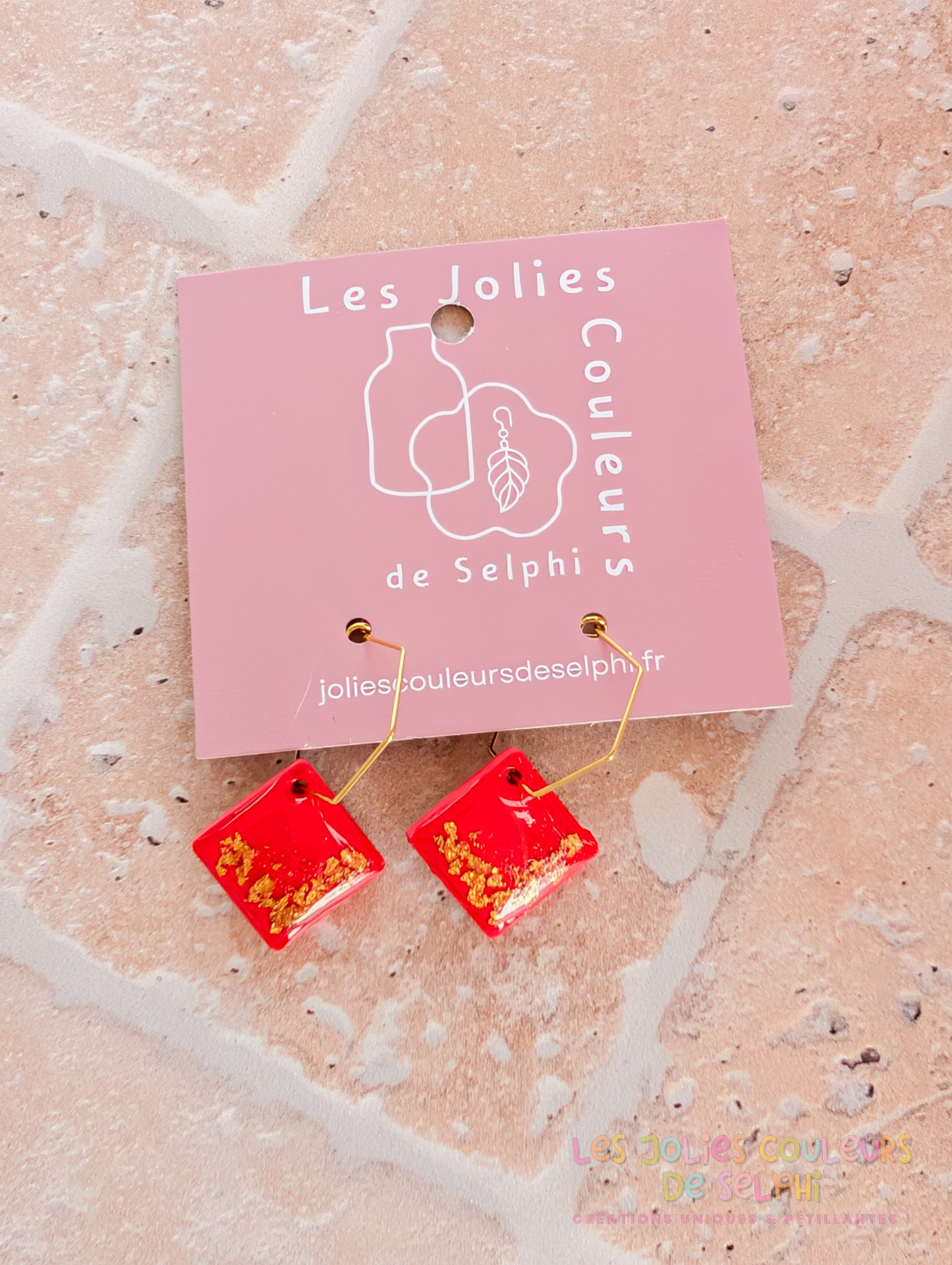 [Multi-Forme dispo] Boucles d’oreilles en Jesmonite et résine – rouge et doré
